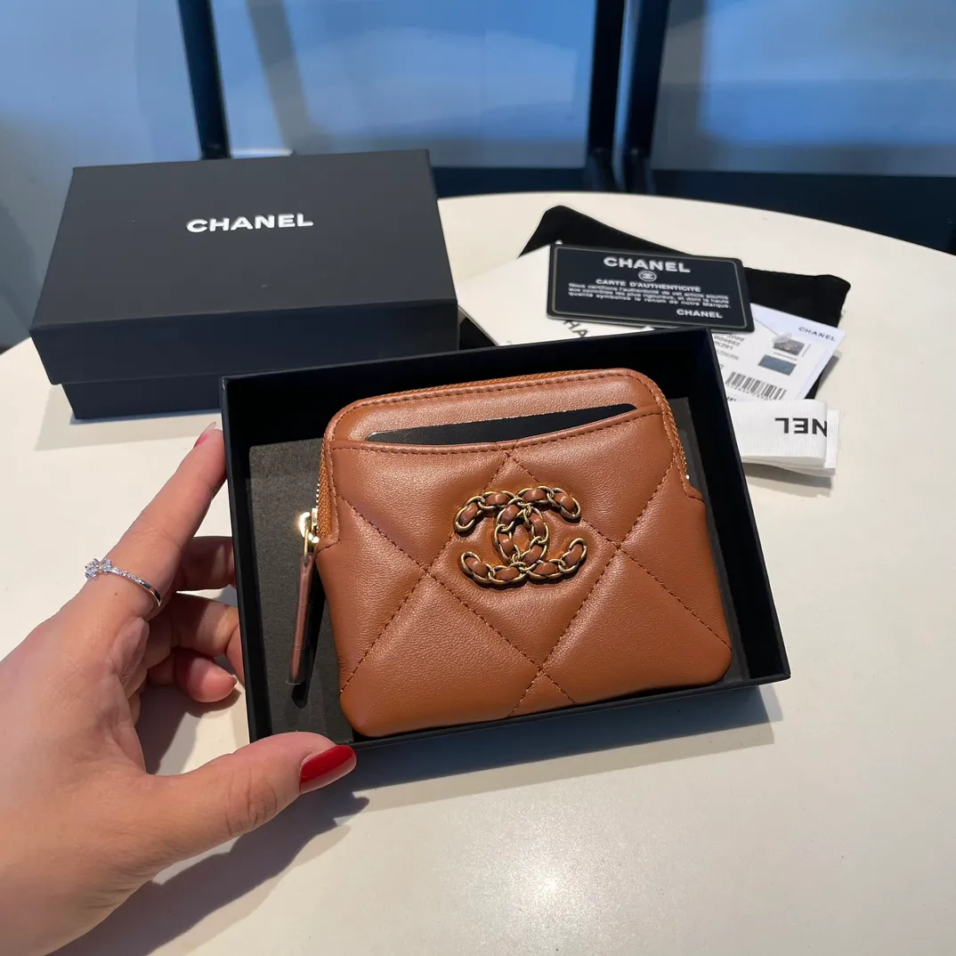 💰440😊Upgraded version💋🆕Ohanel new color🆕The latest zipper card holder coin purse with multiple card slots. The texture of goatskin is unparalleled. 😼The 19 series that is mainly recommended this season is a big rhombus with a strong retro style. Is there anyone who wants to buy every color?🧸 The logo is eye-catching and unique, the goatskin has a faint luster, and the temperament instantly ups and downs❣The fashionable style and style are also co-created by Karl and Viard. The first series launched by the new artistic director will be a key recommendation of the brand from this year to next year, conveying the essence of the brand, with a full set of packaging 2086🍃size: 12*9.5cm