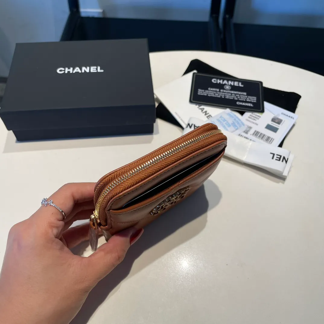 💰440😊Upgraded version💋🆕Ohanel new color🆕The latest zipper card holder coin purse with multiple card slots. The texture of goatskin is unparalleled. 😼The 19 series that is mainly recommended this season is a big rhombus with a strong retro style. Is there anyone who wants to buy every color?🧸 The logo is eye-catching and unique, the goatskin has a faint luster, and the temperament instantly ups and downs❣The fashionable style and style are also co-created by Karl and Viard. The first series launched by the new artistic director will be a key recommendation of the brand from this year to next year, conveying the essence of the brand, with a full set of packaging 2086🍃size: 12*9.5cm