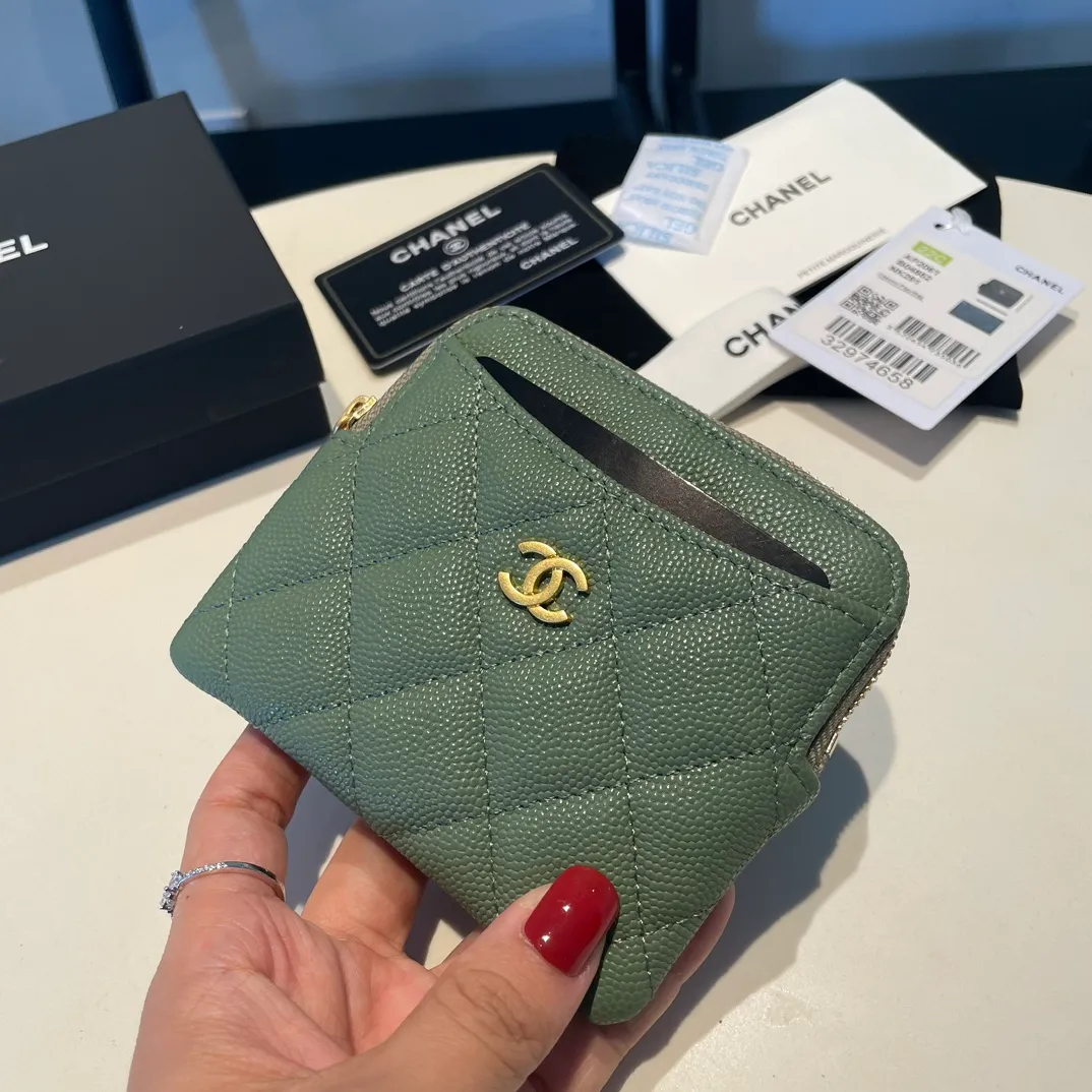 💰420😊Upgraded version💋Chanel🆕 New color colorful fine ball caviar cowhide🐂Classic zipper bag with multiple card slots for change. It can also bring convenience to various bank cards, supermarket cards, shopping cards, and membership cards. It is so small and easy to carry. It is the most fashionable and popular element of coin purses. Do you own it? Comes with the latest complete set of packaging 2061🍃size: 12*9.5cm