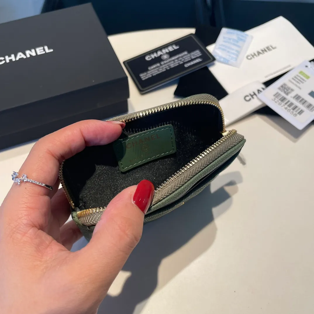 💰420😊Upgraded version💋Chanel🆕 New color colorful fine ball caviar cowhide🐂Classic zipper bag with multiple card slots for change. It can also bring convenience to various bank cards, supermarket cards, shopping cards, and membership cards. It is so small and easy to carry. It is the most fashionable and popular element of coin purses. Do you own it? Comes with the latest complete set of packaging 2061🍃size: 12*9.5cm