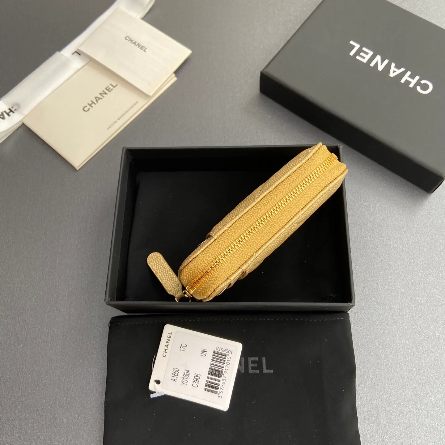 [Special grade hardware original leather] ¥280 Xiaoxiang small zipper bag card holder series with iconic metal logo, gold tone metal hardware, special Italian imported leather 2 card slots wallet bag, 4 card slots No.: 1650 Greek edge fine ball pattern light gold steel mark Size: w11×h7.5×2cm