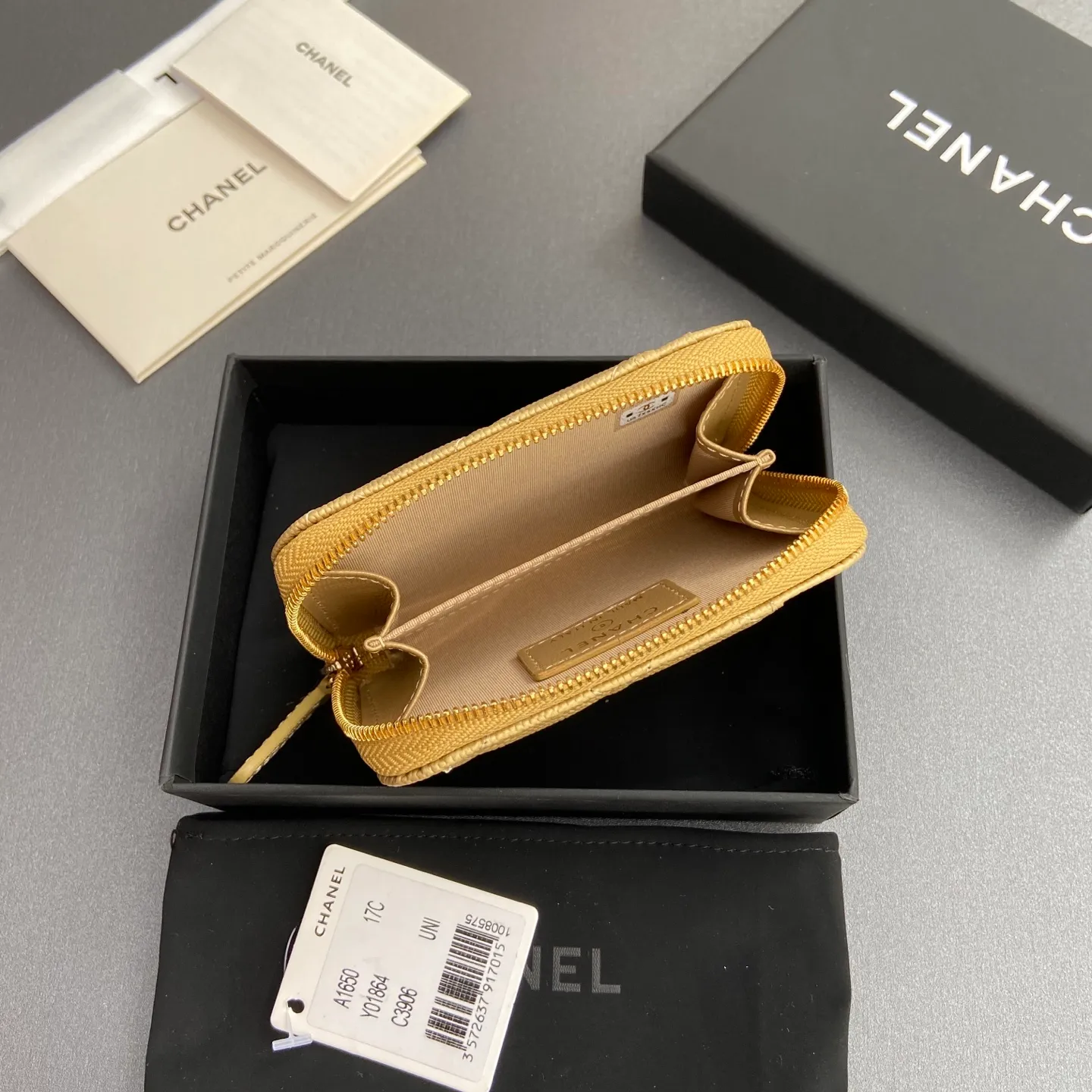 [Special grade hardware original leather] ¥280 Xiaoxiang small zipper bag card holder series with iconic metal logo, gold tone metal hardware, special Italian imported leather 2 card slots wallet bag, 4 card slots No.: 1650 Greek edge fine ball pattern light gold steel mark Size: w11×h7.5×2cm