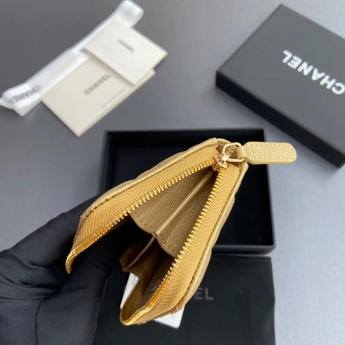 [Special grade hardware original leather] ¥280 Xiaoxiang small zipper bag card holder series with iconic metal logo, gold tone metal hardware, special Italian imported leather 2 card slots wallet bag, 4 card slots No.: 1650 Greek edge fine ball pattern light gold steel mark Size: w11×h7.5×2cm