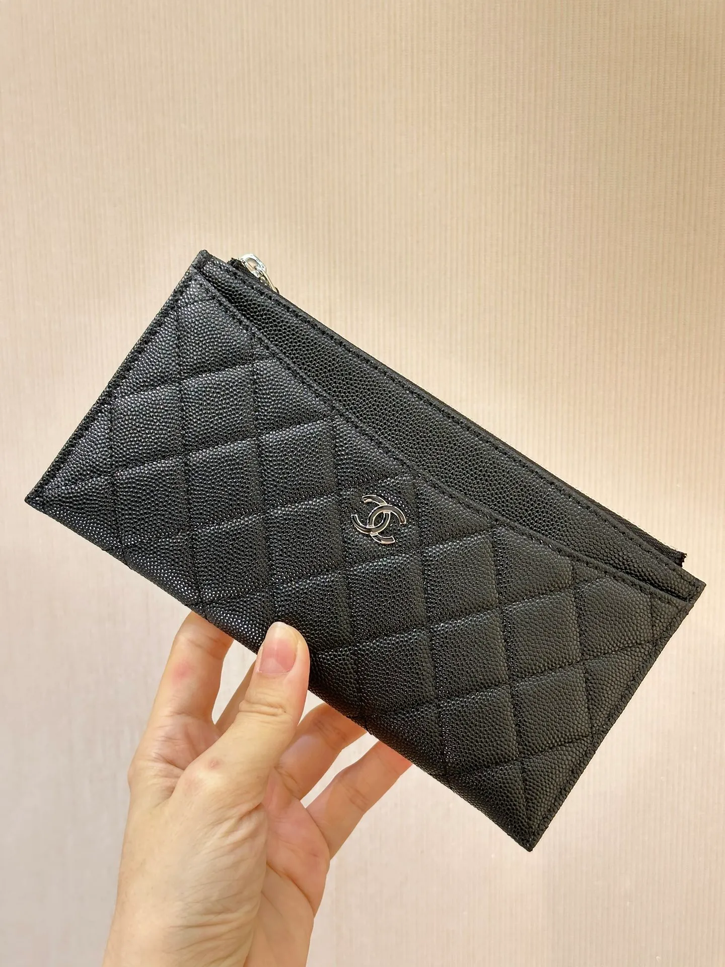 84107 Black Silver Bull! 380💰 The reason why many people choose this small fragrant bill holder is that it is classic enough. With the discovery of mobile payment, large wallets have become impractical. A bill holder that is not tight can relive the classics and meet daily needs. It can be placed properly when carrying a small bag, and there is no need to worry about scratches or wear!