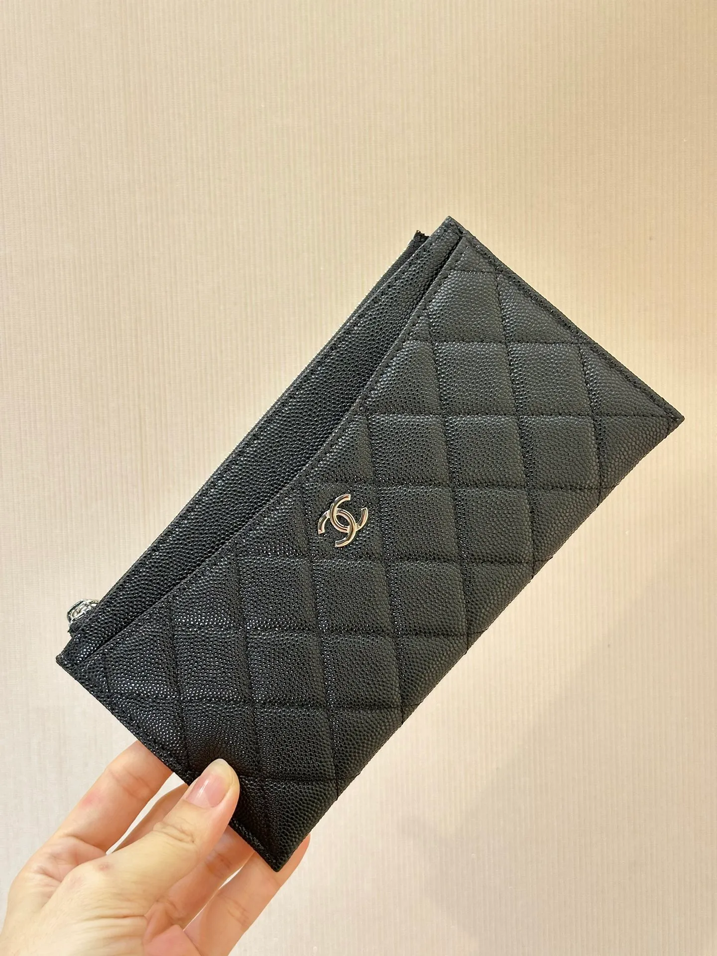 84107 Black Silver Bull! 380💰 The reason why many people choose this small fragrant bill holder is that it is classic enough. With the discovery of mobile payment, large wallets have become impractical. A bill holder that is not tight can relive the classics and meet daily needs. It can be placed properly when carrying a small bag, and there is no need to worry about scratches or wear!