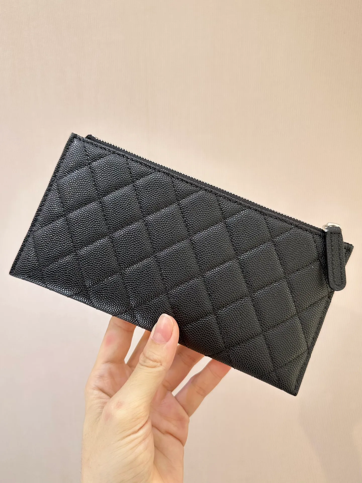 84107 Black Silver Bull! 380💰 The reason why many people choose this small fragrant bill holder is that it is classic enough. With the discovery of mobile payment, large wallets have become impractical. A bill holder that is not tight can relive the classics and meet daily needs. It can be placed properly when carrying a small bag, and there is no need to worry about scratches or wear!