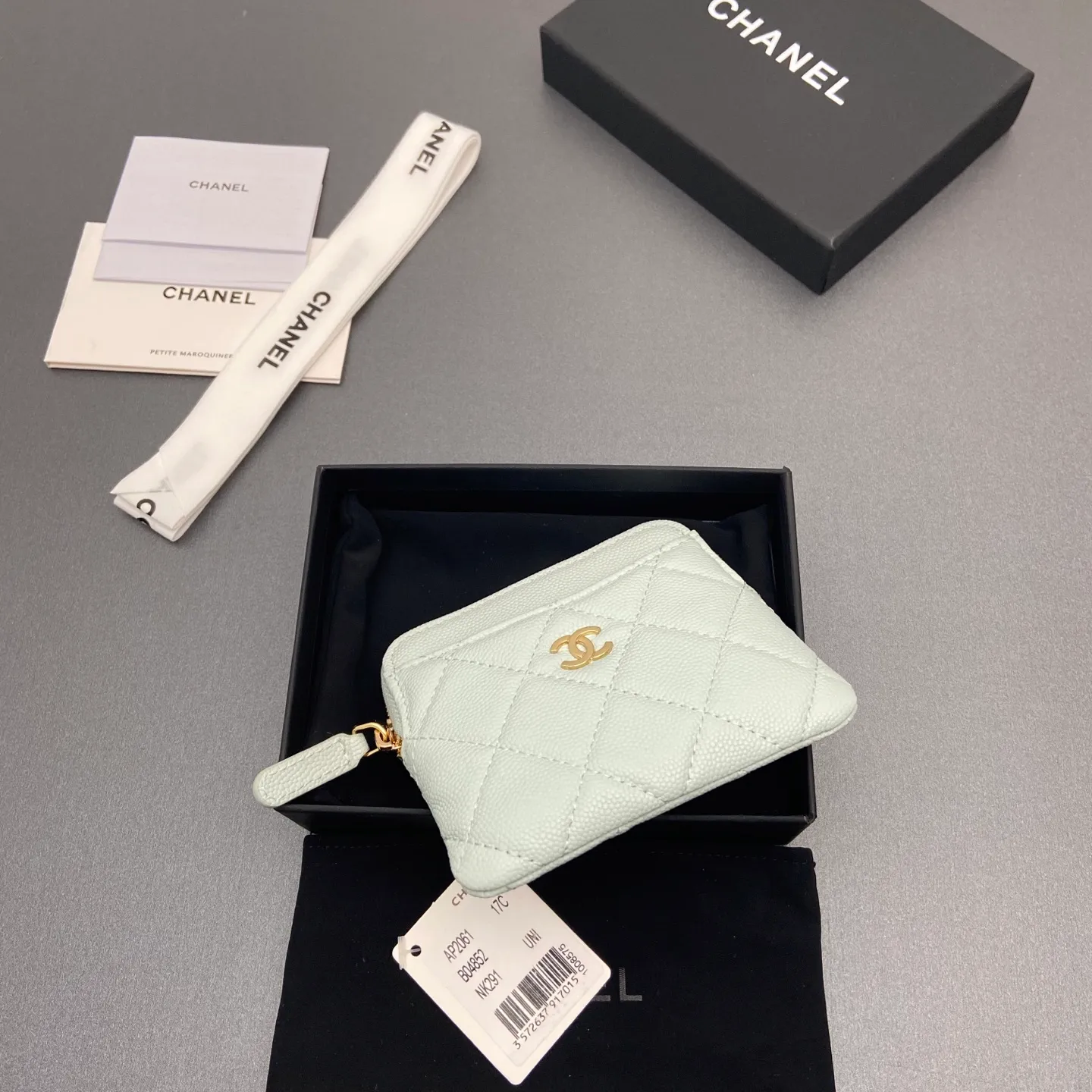 [Special grade hardware original leather] ¥380 Xiaoxiang small zipper bag card holder series Quilted card holder/wallet with iconic metal logo Gold tone metal hardware, special Italian imported leather 5 card slots, 1 small zipper bag No.: 2061 Light blue thin ball light gold hardware Size: w11.5×h10×d2cm