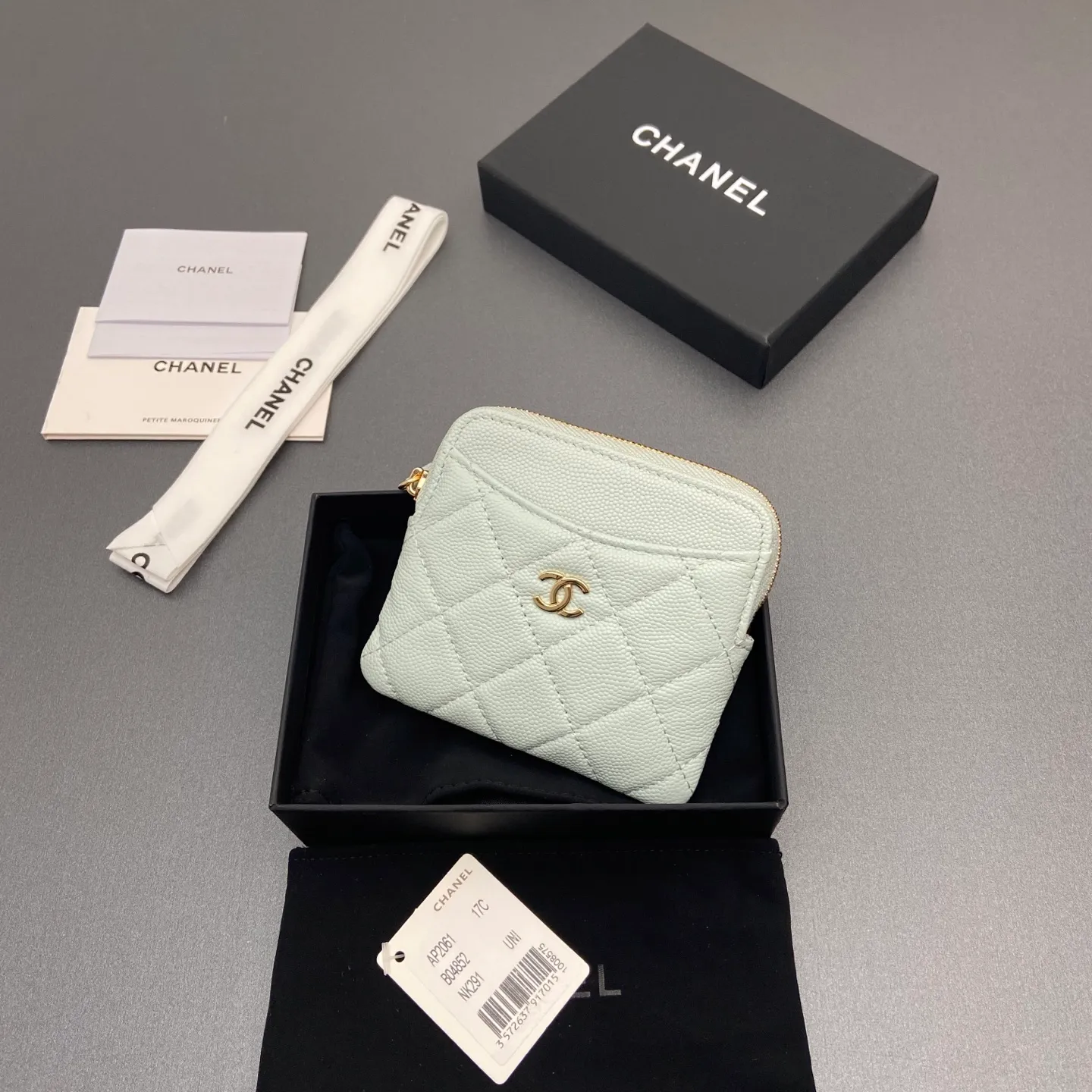 [Special grade hardware original leather] ¥380 Xiaoxiang small zipper bag card holder series Quilted card holder/wallet with iconic metal logo Gold tone metal hardware, special Italian imported leather 5 card slots, 1 small zipper bag No.: 2061 Light blue thin ball light gold hardware Size: w11.5×h10×d2cm