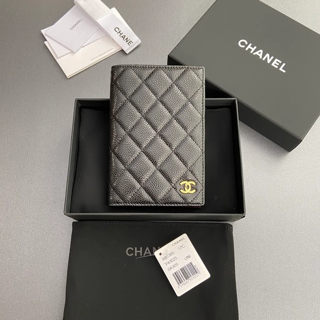 [Special grade hardware original leather] ¥300 fragrant passport holder series Quilted card holder with iconic metal logo Gold tone metal hardware, special Italian imported leather 4 card slots, 1 passport holder Number: 80385 Size: w10×h15×d2cm