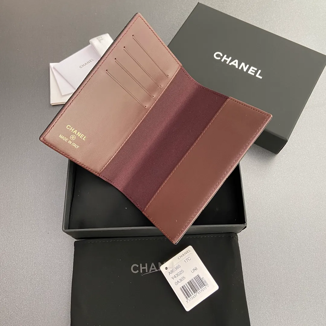[Special grade hardware original leather] ¥300 fragrant passport holder series Quilted card holder with iconic metal logo Gold tone metal hardware, special Italian imported leather 4 card slots, 1 passport holder Number: 80385 Size: w10×h15×d2cm