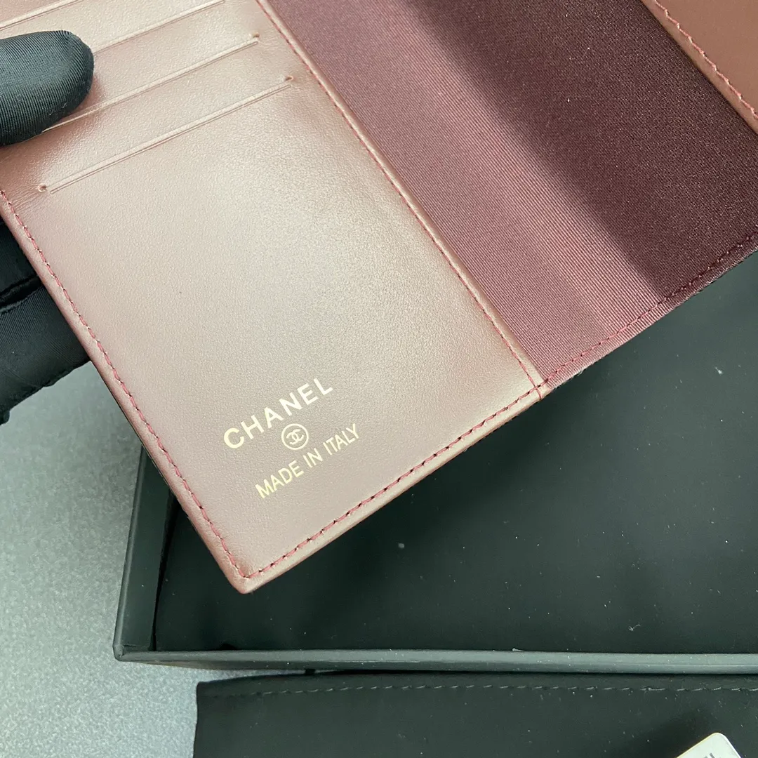 [Special grade hardware original leather] ¥300 fragrant passport holder series Quilted card holder with iconic metal logo Gold tone metal hardware, special Italian imported leather 4 card slots, 1 passport holder Number: 80385 Size: w10×h15×d2cm