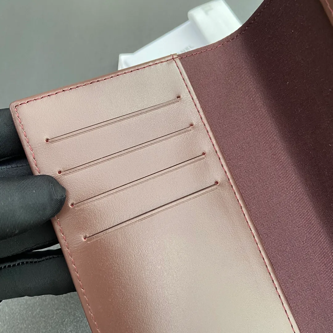 [Special grade hardware original leather] ¥300 fragrant passport holder series Quilted card holder with iconic metal logo Gold tone metal hardware, special Italian imported leather 4 card slots, 1 passport holder Number: 80385 Size: w10×h15×d2cm