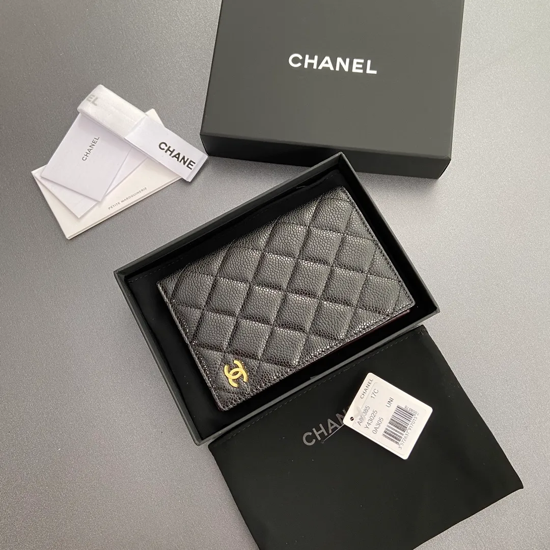 [Special grade hardware original leather] ¥300 fragrant passport holder series Quilted card holder with iconic metal logo Gold tone metal hardware, special Italian imported leather 4 card slots, 1 passport holder Number: 80385 Size: w10×h15×d2cm