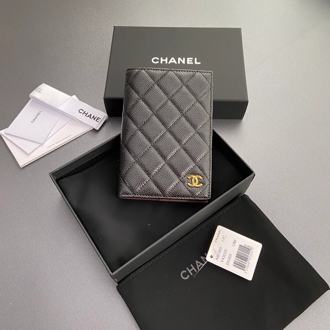 [Special grade hardware original leather] ¥300 fragrant passport holder series Quilted card holder with iconic metal logo Gold tone metal hardware, special Italian imported leather 4 card slots, 1 passport holder Number: 80385 Size: w10×h15×d2cm