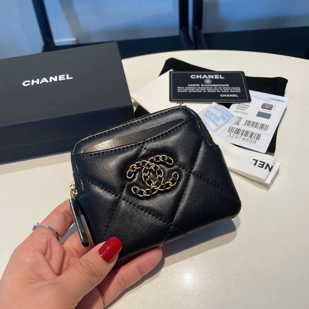 💰440😊Upgraded version💋🆕Ohanel new color🆕The latest zipper card holder coin purse with multiple card slots. The texture of goatskin is unparalleled. 😼The 19 series that is mainly recommended this season is a big rhombus with a strong retro style. Is there anyone who wants to buy every color?🧸 The logo is eye-catching and unique, the goatskin has a faint luster, and the temperament instantly ups and downs❣The fashionable style and style are also co-created by Karl and Viard. The first series launched by the new artistic director will be a key recommendation of the brand from this year to next year, conveying the essence of the brand, with a full set of packaging 2086🍃size: 12*9.5cm