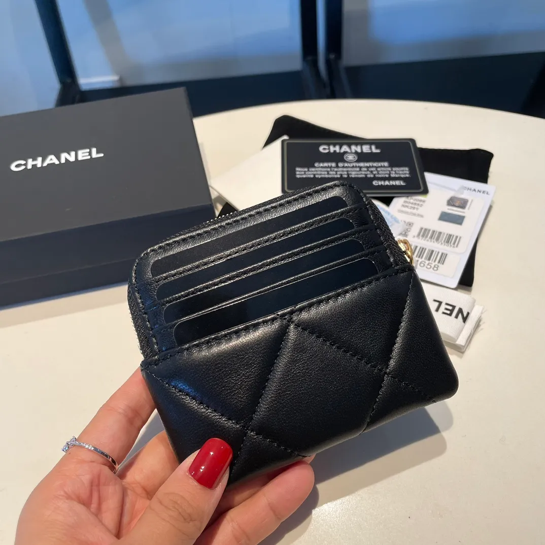 💰440😊Upgraded version💋🆕Ohanel new color🆕The latest zipper card holder coin purse with multiple card slots. The texture of goatskin is unparalleled. 😼The 19 series that is mainly recommended this season is a big rhombus with a strong retro style. Is there anyone who wants to buy every color?🧸 The logo is eye-catching and unique, the goatskin has a faint luster, and the temperament instantly ups and downs❣The fashionable style and style are also co-created by Karl and Viard. The first series launched by the new artistic director will be a key recommendation of the brand from this year to next year, conveying the essence of the brand, with a full set of packaging 2086🍃size: 12*9.5cm