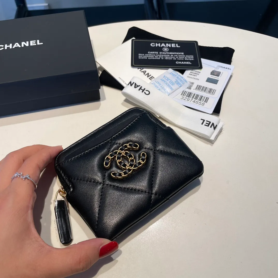💰440😊Upgraded version💋🆕Ohanel new color🆕The latest zipper card holder coin purse with multiple card slots. The texture of goatskin is unparalleled. 😼The 19 series that is mainly recommended this season is a big rhombus with a strong retro style. Is there anyone who wants to buy every color?🧸 The logo is eye-catching and unique, the goatskin has a faint luster, and the temperament instantly ups and downs❣The fashionable style and style are also co-created by Karl and Viard. The first series launched by the new artistic director will be a key recommendation of the brand from this year to next year, conveying the essence of the brand, with a full set of packaging 2086🍃size: 12*9.5cm