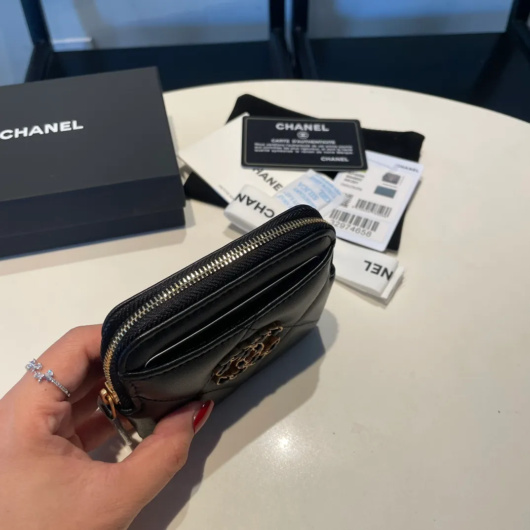 💰440😊Upgraded version💋🆕Ohanel new color🆕The latest zipper card holder coin purse with multiple card slots. The texture of goatskin is unparalleled. 😼The 19 series that is mainly recommended this season is a big rhombus with a strong retro style. Is there anyone who wants to buy every color?🧸 The logo is eye-catching and unique, the goatskin has a faint luster, and the temperament instantly ups and downs❣The fashionable style and style are also co-created by Karl and Viard. The first series launched by the new artistic director will be a key recommendation of the brand from this year to next year, conveying the essence of the brand, with a full set of packaging 2086🍃size: 12*9.5cm
