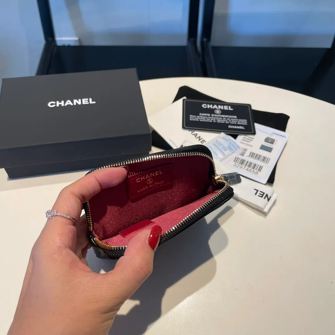💰440😊Upgraded version💋🆕Ohanel new color🆕The latest zipper card holder coin purse with multiple card slots. The texture of goatskin is unparalleled. 😼The 19 series that is mainly recommended this season is a big rhombus with a strong retro style. Is there anyone who wants to buy every color?🧸 The logo is eye-catching and unique, the goatskin has a faint luster, and the temperament instantly ups and downs❣The fashionable style and style are also co-created by Karl and Viard. The first series launched by the new artistic director will be a key recommendation of the brand from this year to next year, conveying the essence of the brand, with a full set of packaging 2086🍃size: 12*9.5cm