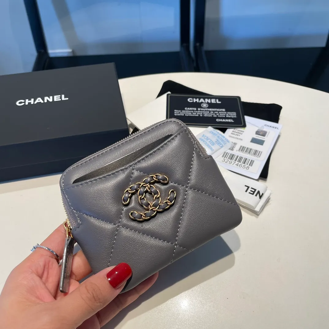 💰440😊Upgraded version💋🆕Ohanel new color🆕The latest zipper card holder coin purse with multiple card slots. The texture of goatskin is unparalleled. 😼The 19 series that is mainly recommended this season is a big rhombus with a strong retro style. Is there anyone who wants to buy every color?🧸 The logo is eye-catching and unique, the goatskin has a faint luster, and the temperament instantly ups and downs❣The fashionable style and style are also co-created by Karl and Viard. The first series launched by the new artistic director will be a key recommendation of the brand from this year to next year, conveying the essence of the brand, with a full set of packaging 2086🍃size: 12*9.5cm