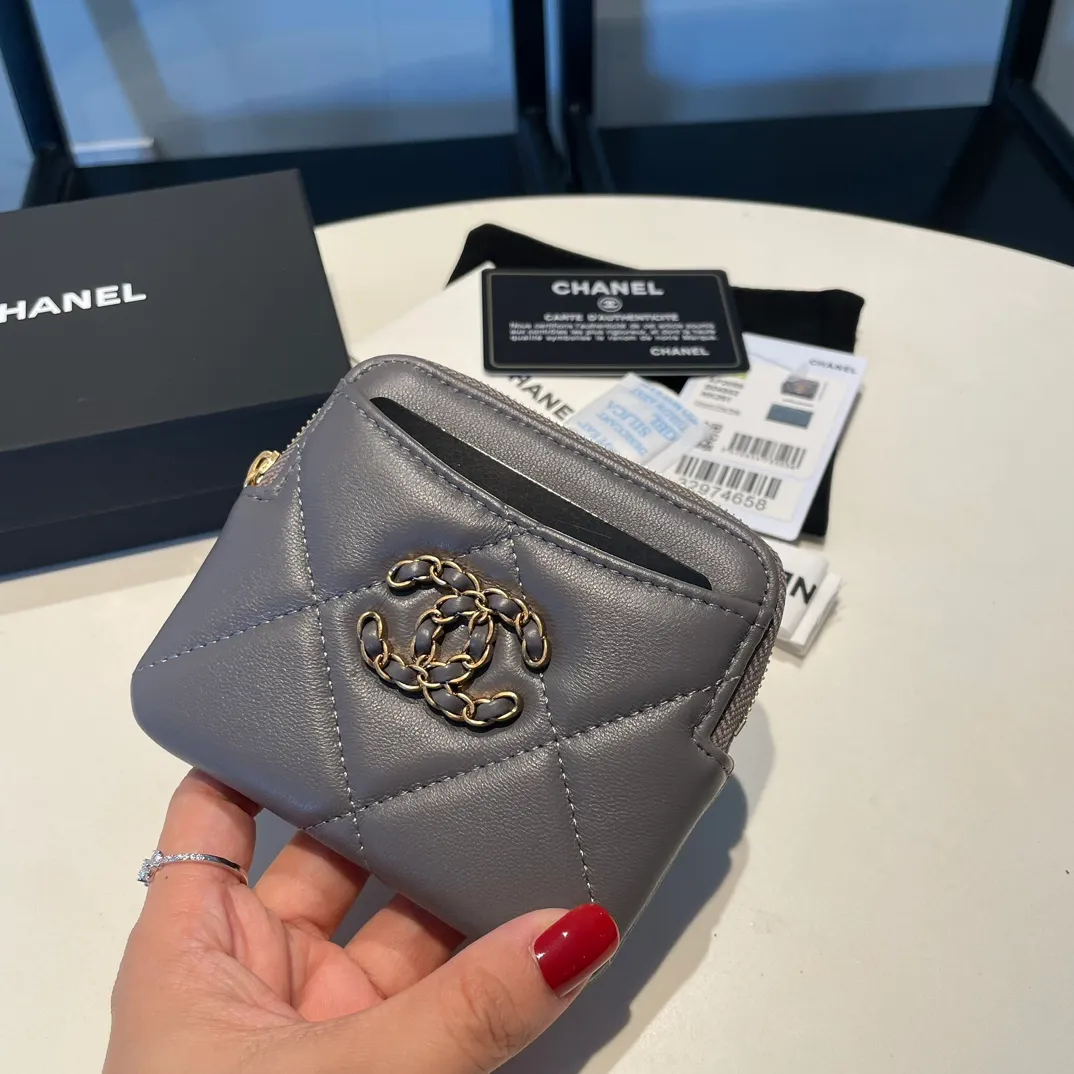💰440😊Upgraded version💋🆕Ohanel new color🆕The latest zipper card holder coin purse with multiple card slots. The texture of goatskin is unparalleled. 😼The 19 series that is mainly recommended this season is a big rhombus with a strong retro style. Is there anyone who wants to buy every color?🧸 The logo is eye-catching and unique, the goatskin has a faint luster, and the temperament instantly ups and downs❣The fashionable style and style are also co-created by Karl and Viard. The first series launched by the new artistic director will be a key recommendation of the brand from this year to next year, conveying the essence of the brand, with a full set of packaging 2086🍃size: 12*9.5cm