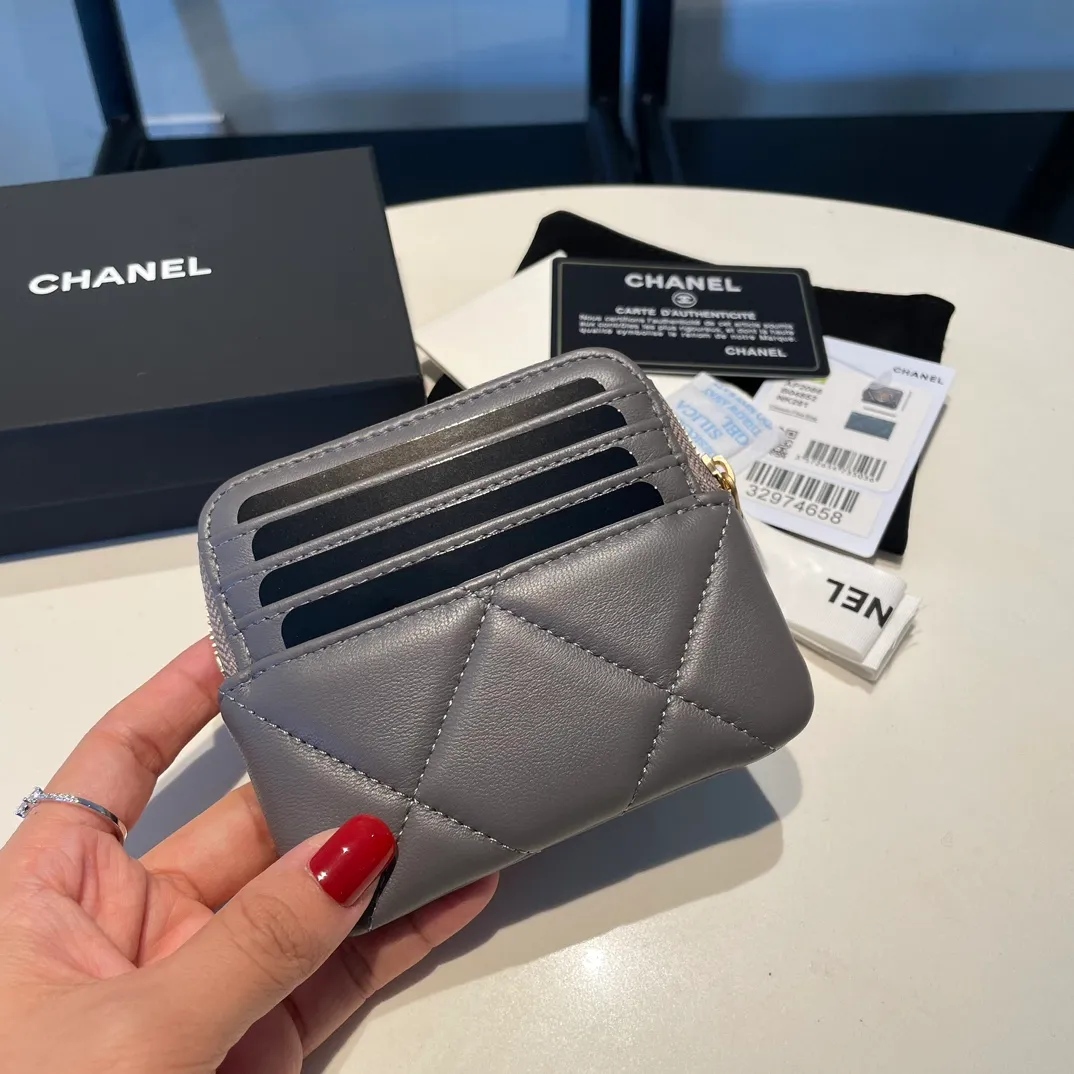 💰440😊Upgraded version💋🆕Ohanel new color🆕The latest zipper card holder coin purse with multiple card slots. The texture of goatskin is unparalleled. 😼The 19 series that is mainly recommended this season is a big rhombus with a strong retro style. Is there anyone who wants to buy every color?🧸 The logo is eye-catching and unique, the goatskin has a faint luster, and the temperament instantly ups and downs❣The fashionable style and style are also co-created by Karl and Viard. The first series launched by the new artistic director will be a key recommendation of the brand from this year to next year, conveying the essence of the brand, with a full set of packaging 2086🍃size: 12*9.5cm