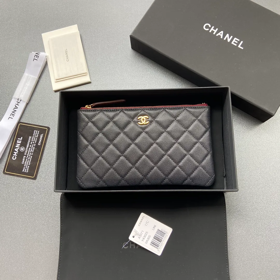 400💰Xiaoxiang imported Italian grained calfskin Item number: A1071 Size: w20×h12×d1.5 Color: black fine ball grain leather gold steel mark