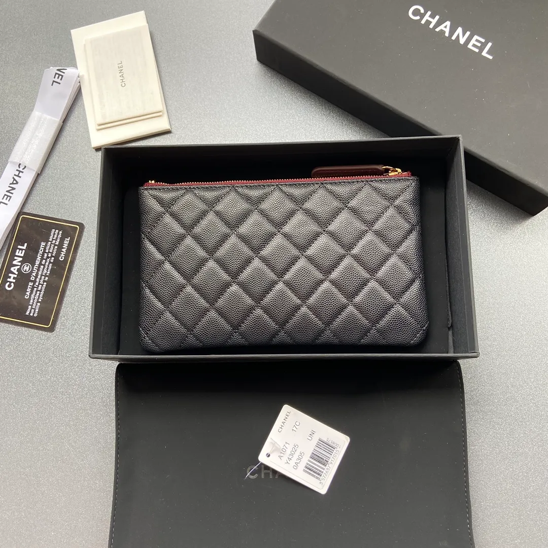 400💰Xiaoxiang imported Italian grained calfskin Item number: A1071 Size: w20×h12×d1.5 Color: black fine ball grain leather gold steel mark