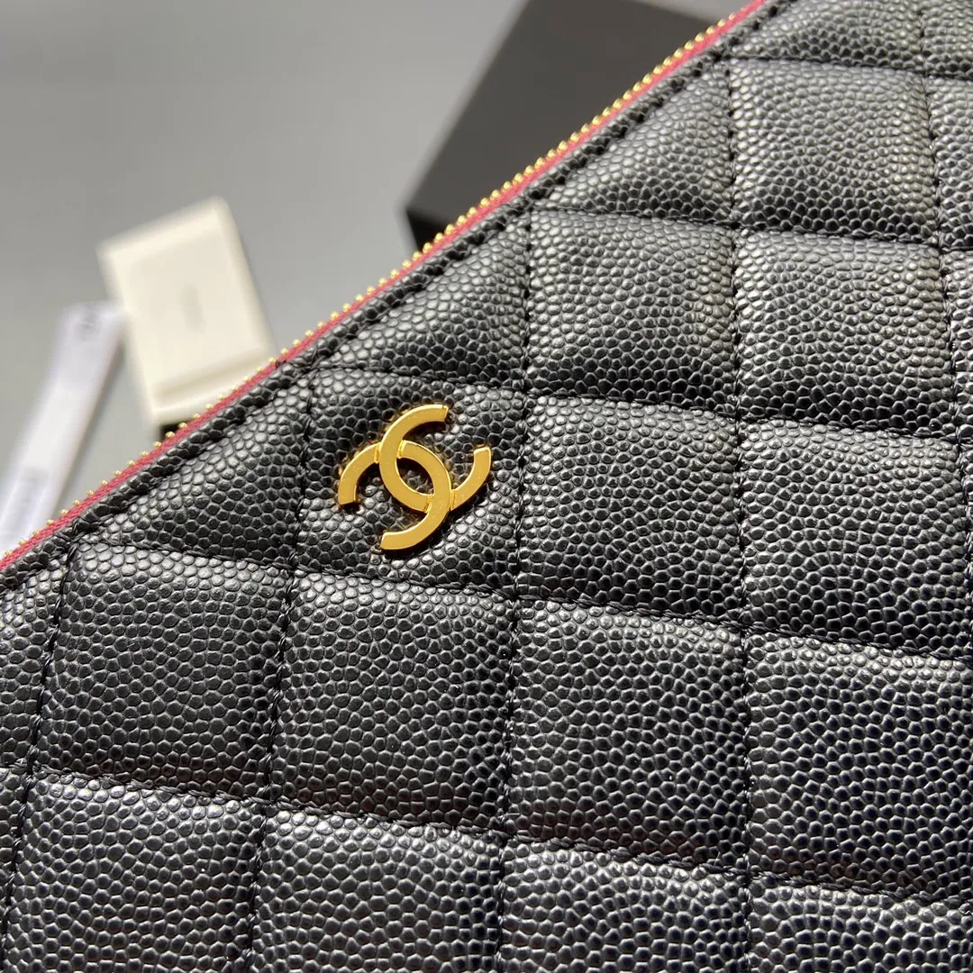 400💰Xiaoxiang imported Italian grained calfskin Item number: A1071 Size: w20×h12×d1.5 Color: black fine ball grain leather gold steel mark