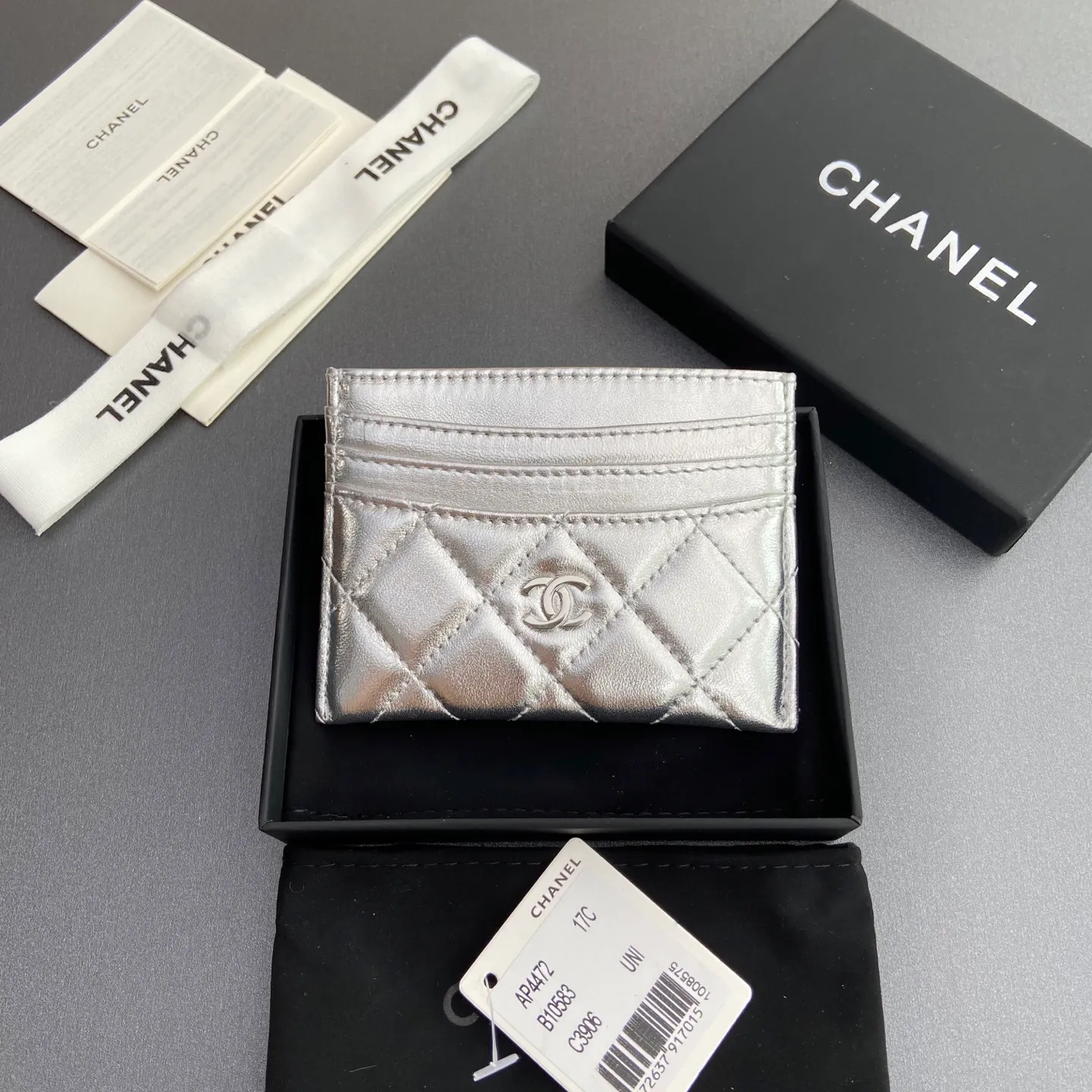 Xiaoxiang imported Italian leather Item number: A 4472 Price: 240 Size: w11×h10cm Color: Silver sheepskin Silver steel mark