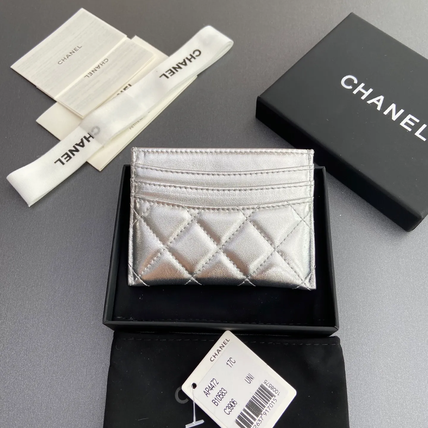 Xiaoxiang imported Italian leather Item number: A 4472 Price: 240 Size: w11×h10cm Color: Silver sheepskin Silver steel mark