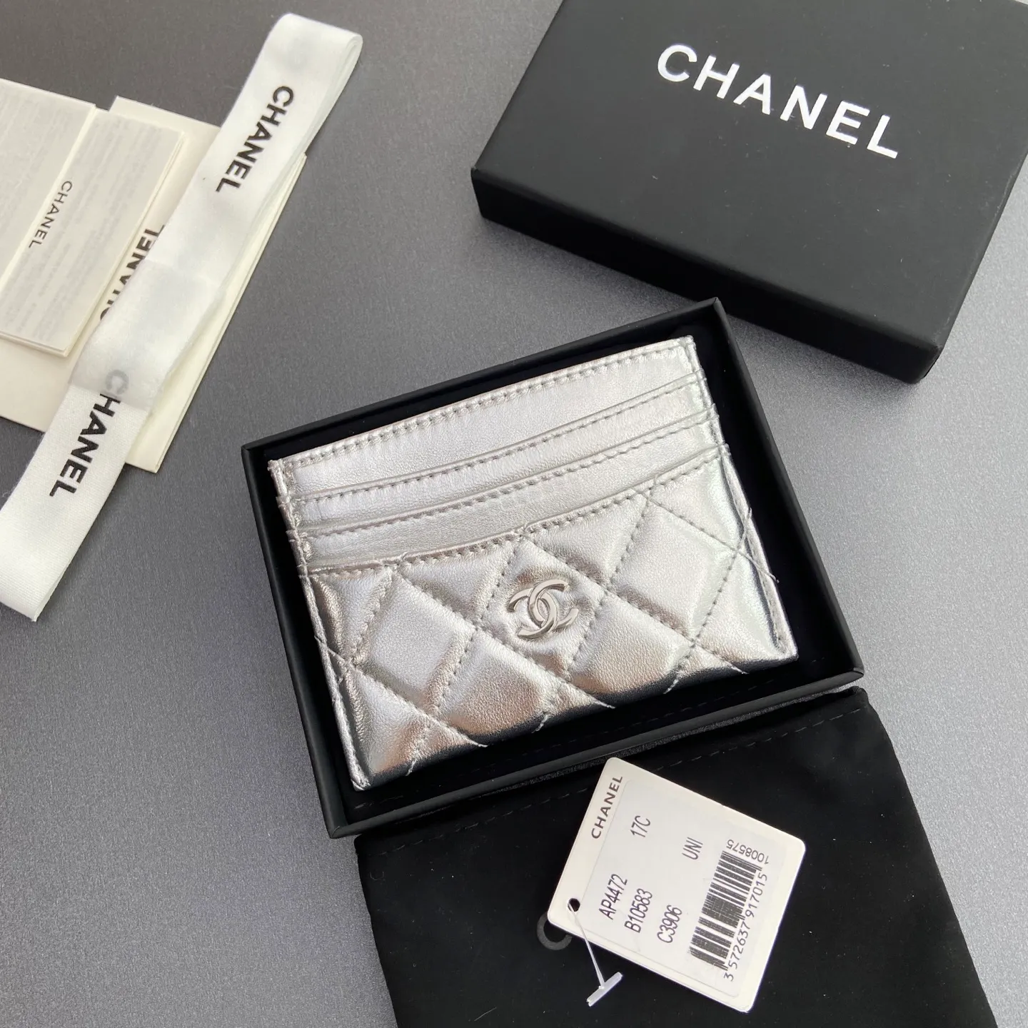 Xiaoxiang imported Italian leather Item number: A 4472 Price: 240 Size: w11×h10cm Color: Silver sheepskin Silver steel mark