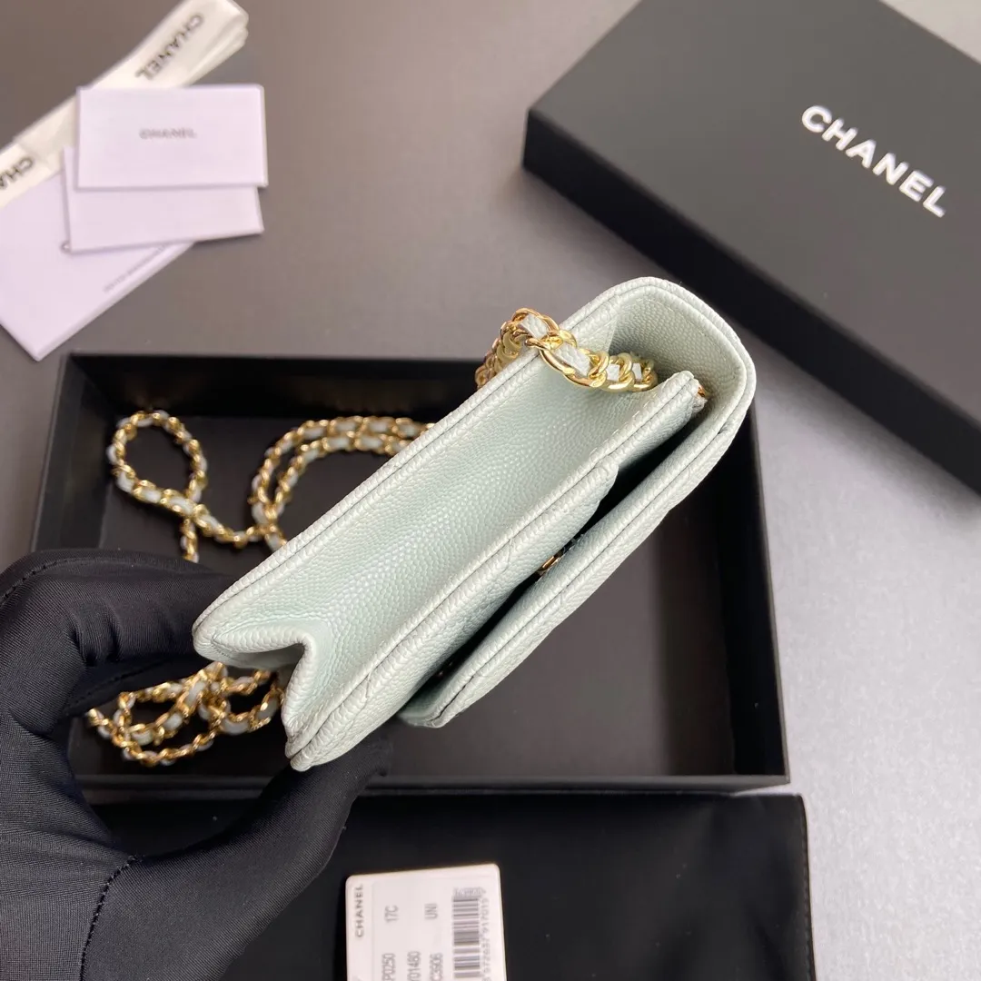 Xiaoxiang imported Italian grained calfskin Item No.: A0250 Price: 640 Size: w20×h13×d3.5cm Color: Light blue fine ball pattern gold steel mark