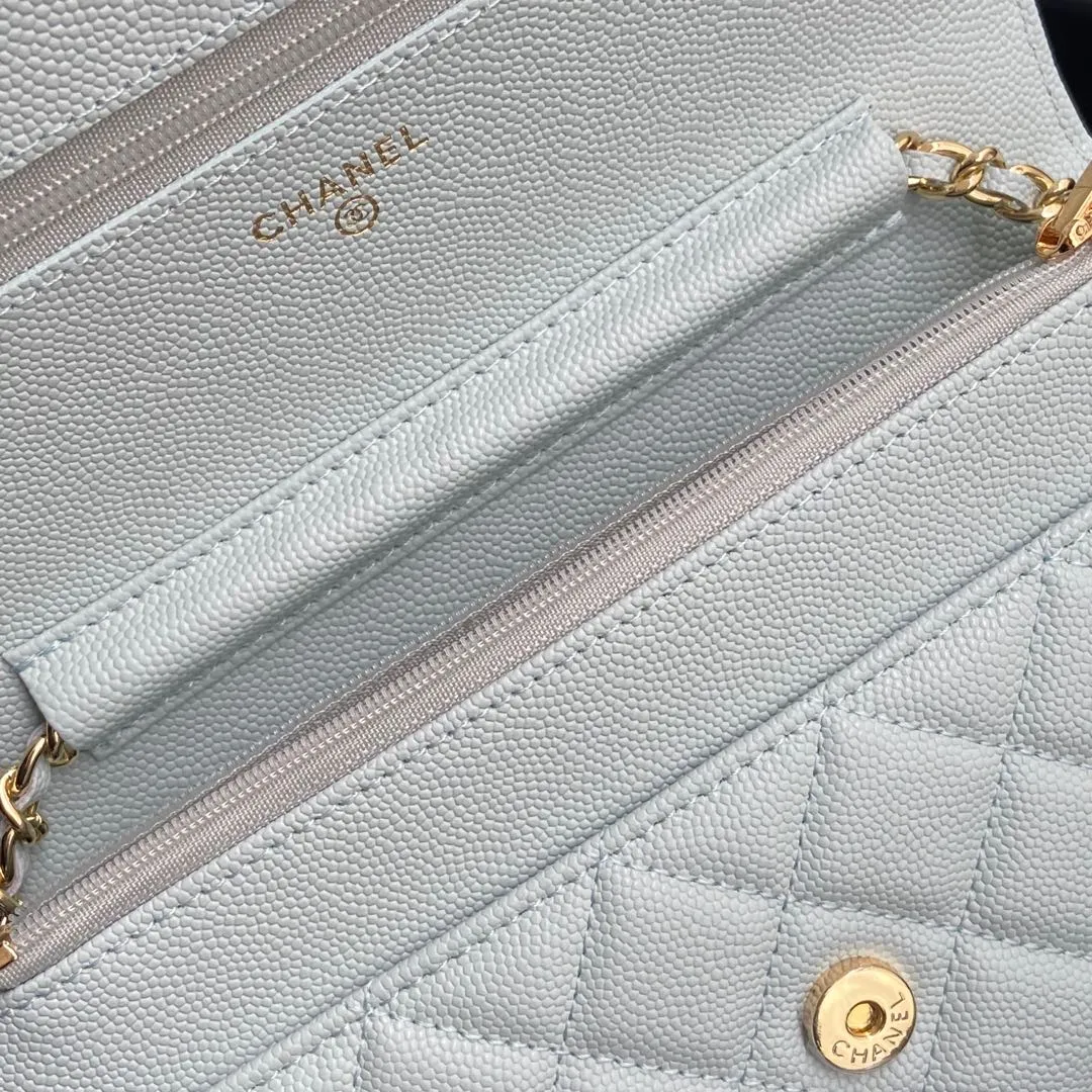 Xiaoxiang imported Italian grained calfskin Item No.: A0250 Price: 640 Size: w20×h13×d3.5cm Color: Light blue fine ball pattern gold steel mark