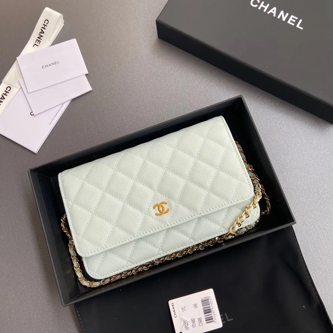 Xiaoxiang imported Italian grained calfskin Item No.: A0250 Price: 640 Size: w20×h13×d3.5cm Color: Light blue fine ball pattern gold steel mark