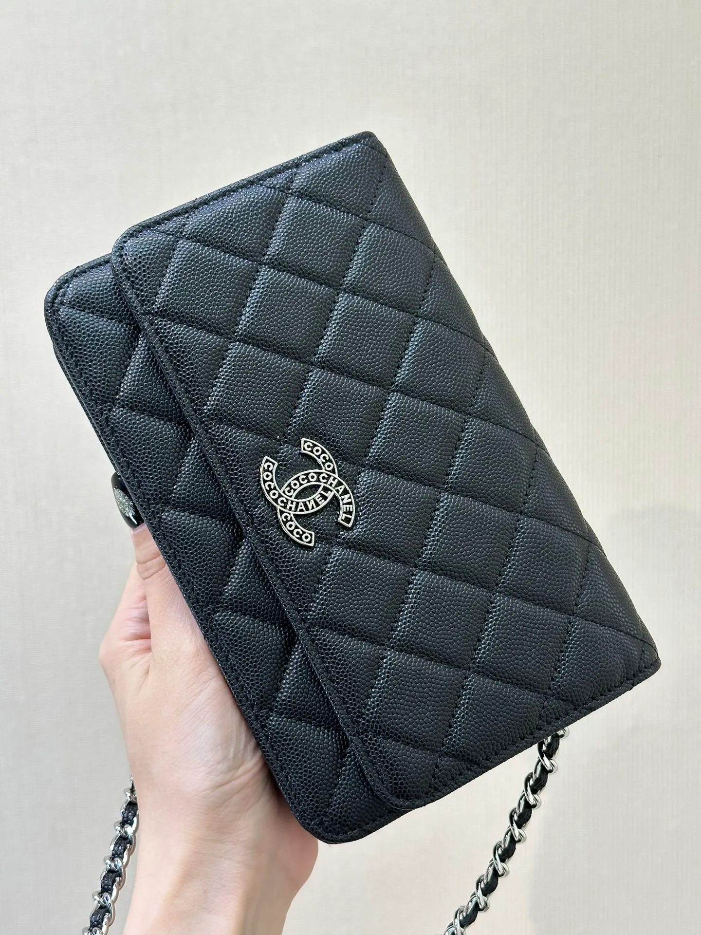 The body of the 3839 bag is made of caviar calfskin. It has a very good gloss under natural light. The leather and feel cannot be expressed in words. You can feel the perfect texture of a good thing through the screen. The rhombus is full but not too convex. The fullness is natural. It is difficult to grasp this degree. Most of the products in the market are made too full.