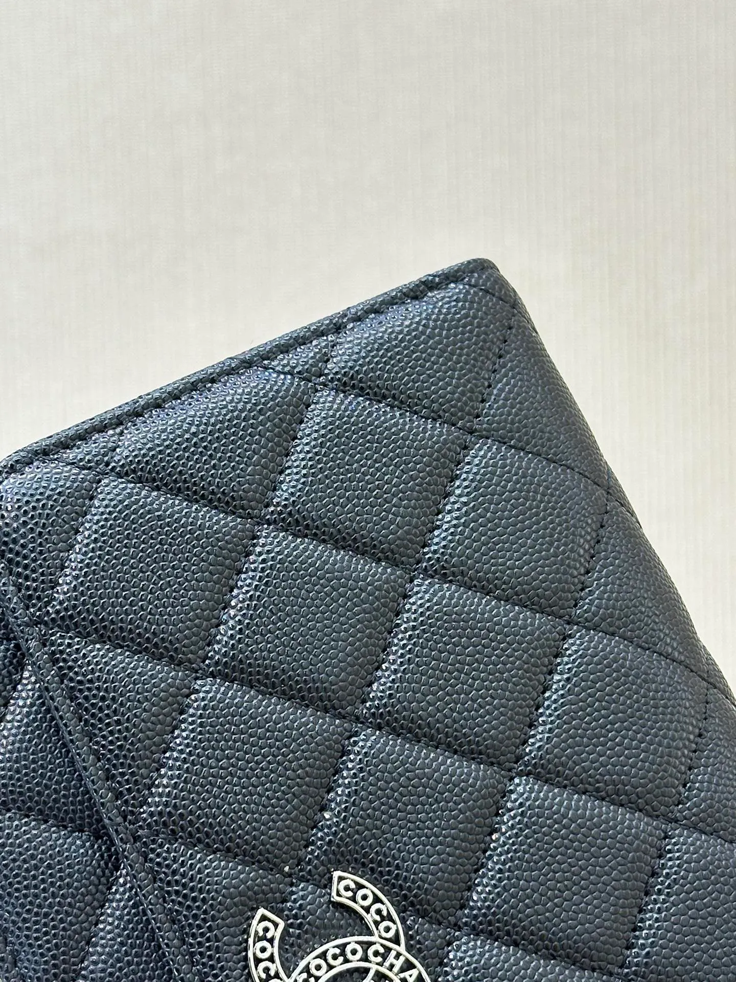 The body of the 3839 bag is made of caviar calfskin. It has a very good gloss under natural light. The leather and feel cannot be expressed in words. You can feel the perfect texture of a good thing through the screen. The rhombus is full but not too convex. The fullness is natural. It is difficult to grasp this degree. Most of the products in the market are made too full.
