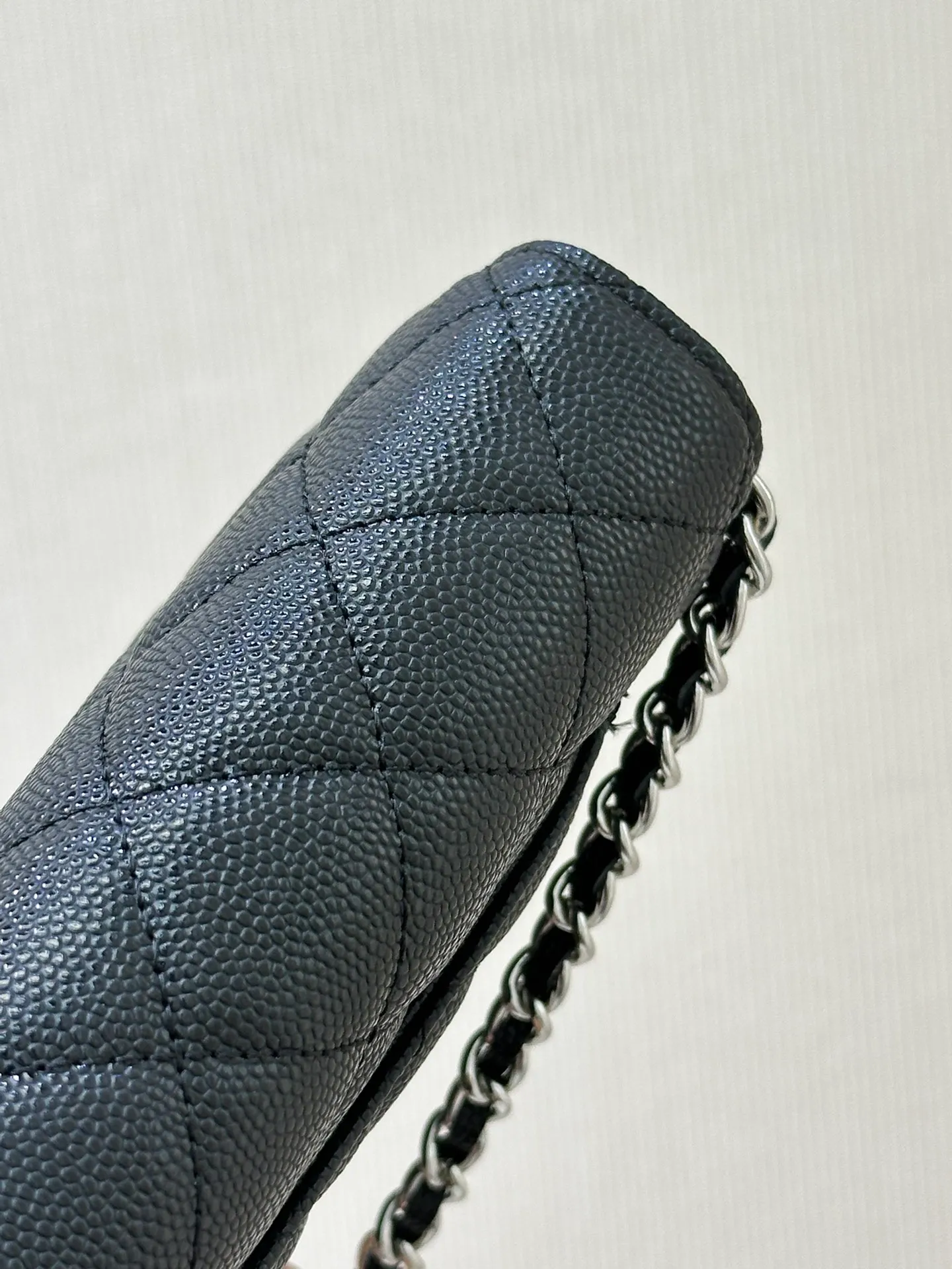 The body of the 3839 bag is made of caviar calfskin. It has a very good gloss under natural light. The leather and feel cannot be expressed in words. You can feel the perfect texture of a good thing through the screen. The rhombus is full but not too convex. The fullness is natural. It is difficult to grasp this degree. Most of the products in the market are made too full.