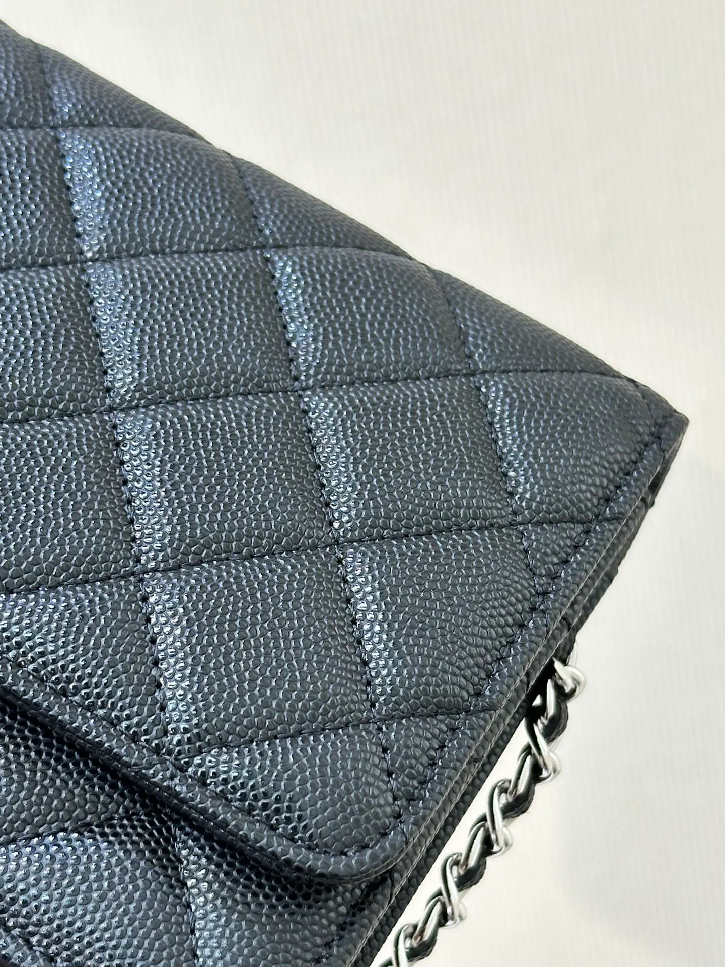 The body of the 3839 bag is made of caviar calfskin. It has a very good gloss under natural light. The leather and feel cannot be expressed in words. You can feel the perfect texture of a good thing through the screen. The rhombus is full but not too convex. The fullness is natural. It is difficult to grasp this degree. Most of the products in the market are made too full.