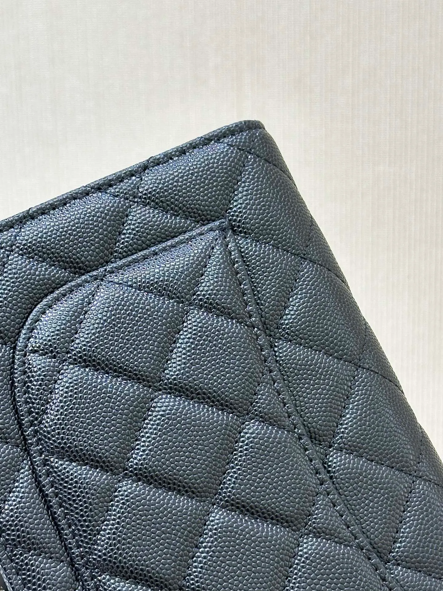 The body of the 3839 bag is made of caviar calfskin. It has a very good gloss under natural light. The leather and feel cannot be expressed in words. You can feel the perfect texture of a good thing through the screen. The rhombus is full but not too convex. The fullness is natural. It is difficult to grasp this degree. Most of the products in the market are made too full.
