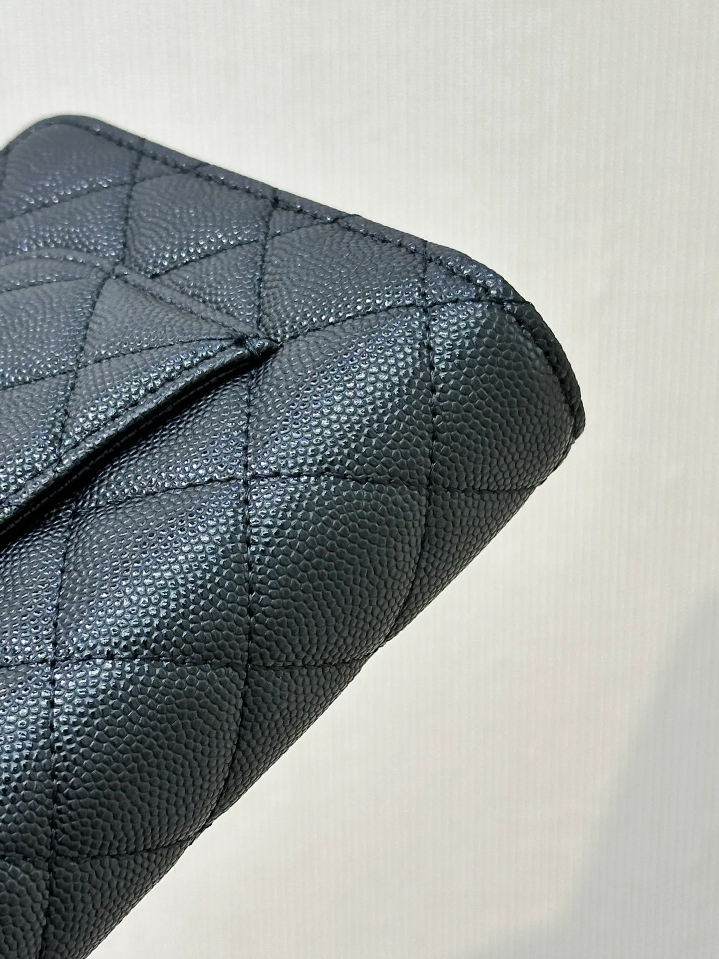 The body of the 3839 bag is made of caviar calfskin. It has a very good gloss under natural light. The leather and feel cannot be expressed in words. You can feel the perfect texture of a good thing through the screen. The rhombus is full but not too convex. The fullness is natural. It is difficult to grasp this degree. Most of the products in the market are made too full.