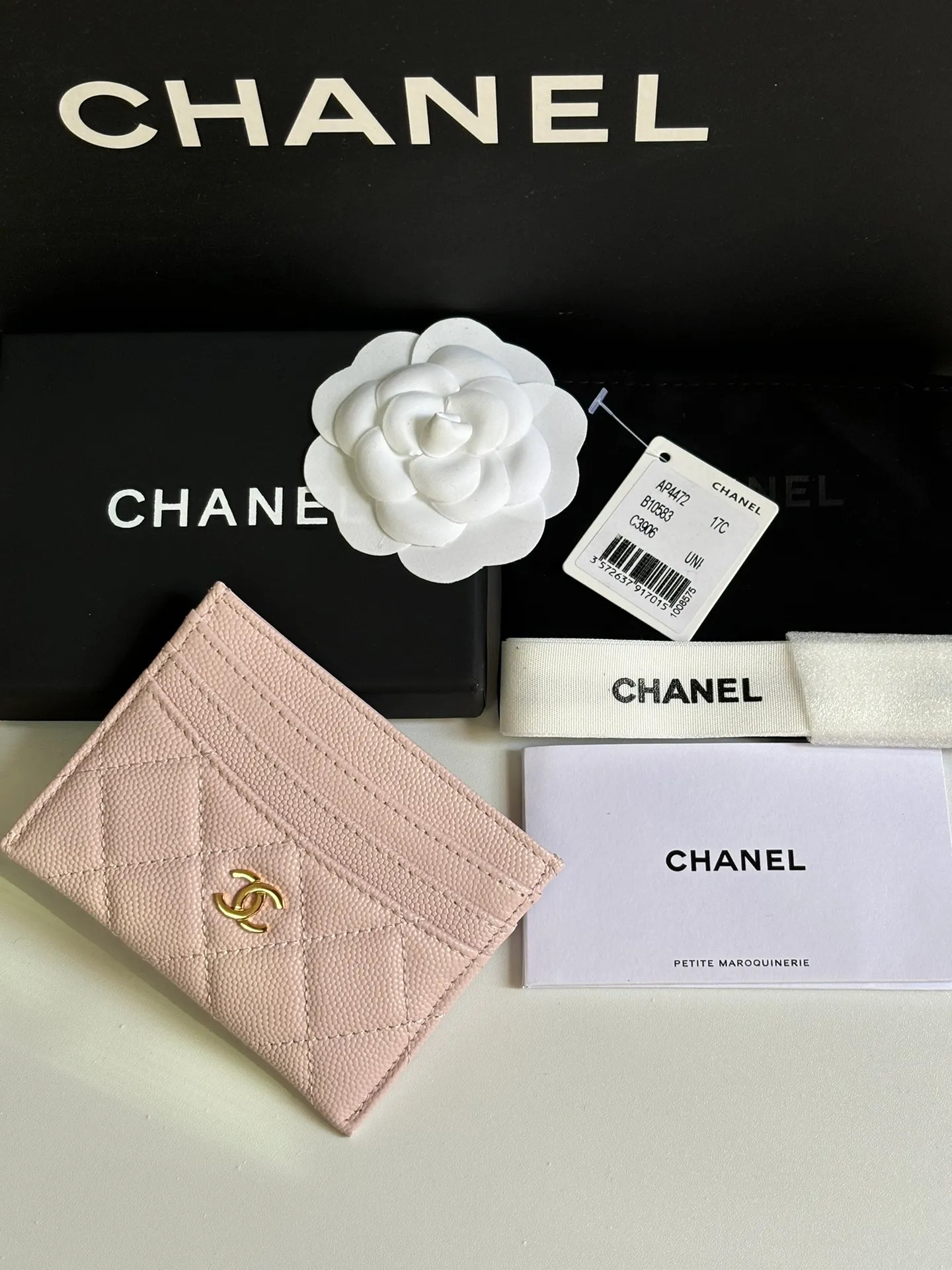 💰240 new product CH@NEL card holder has arrived💦This card holder adds a few more card slots based on the old model, making it more practical. It has original quality and beautiful details. Model No. AP8944, size 11*8*1cm.