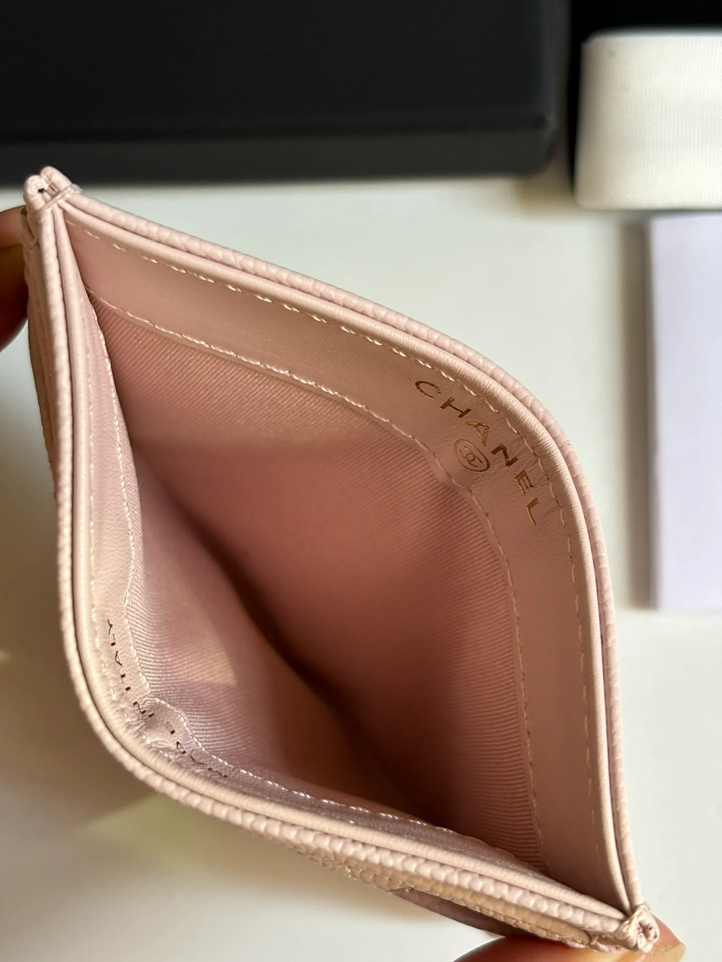 💰240 new product CH@NEL card holder has arrived💦This card holder adds a few more card slots based on the old model, making it more practical. It has original quality and beautiful details. Model No. AP8944, size 11*8*1cm.