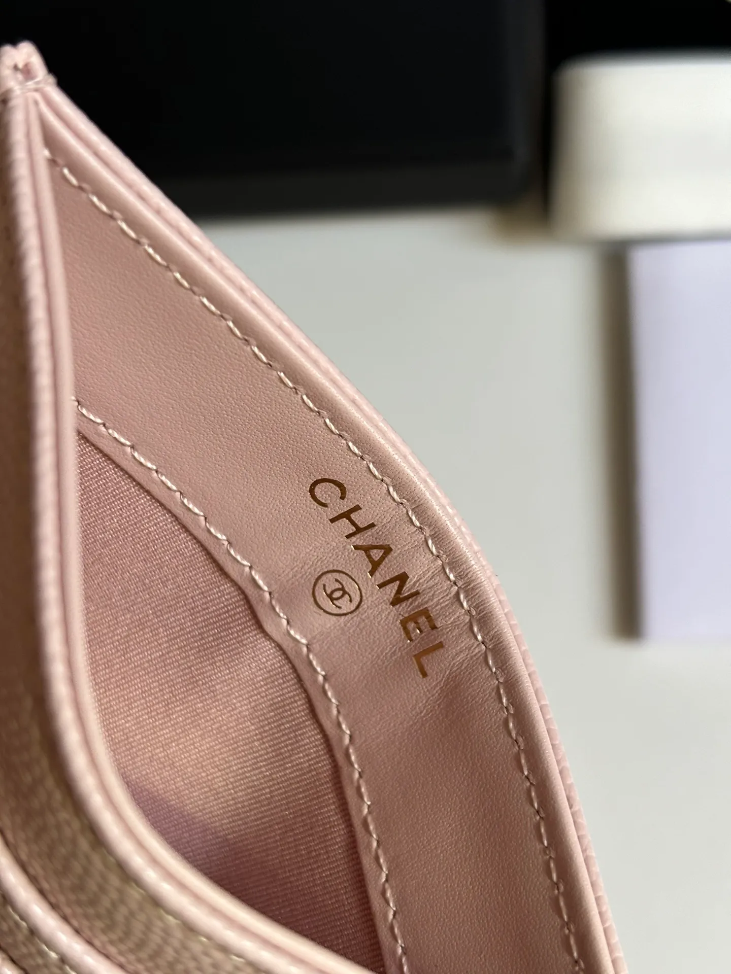 💰240 new product CH@NEL card holder has arrived💦This card holder adds a few more card slots based on the old model, making it more practical. It has original quality and beautiful details. Model No. AP8944, size 11*8*1cm.