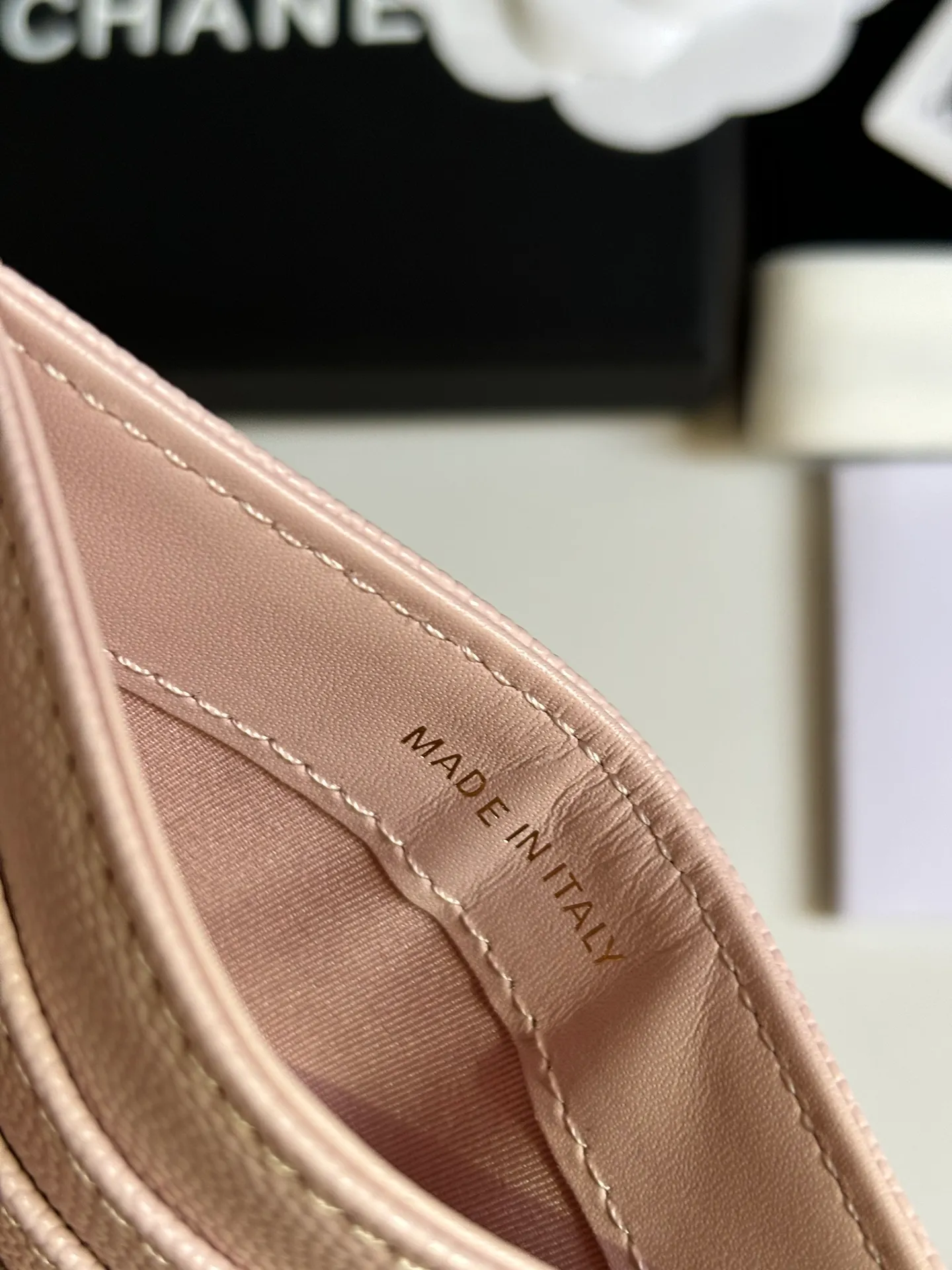 💰240 new product CH@NEL card holder has arrived💦This card holder adds a few more card slots based on the old model, making it more practical. It has original quality and beautiful details. Model No. AP8944, size 11*8*1cm.