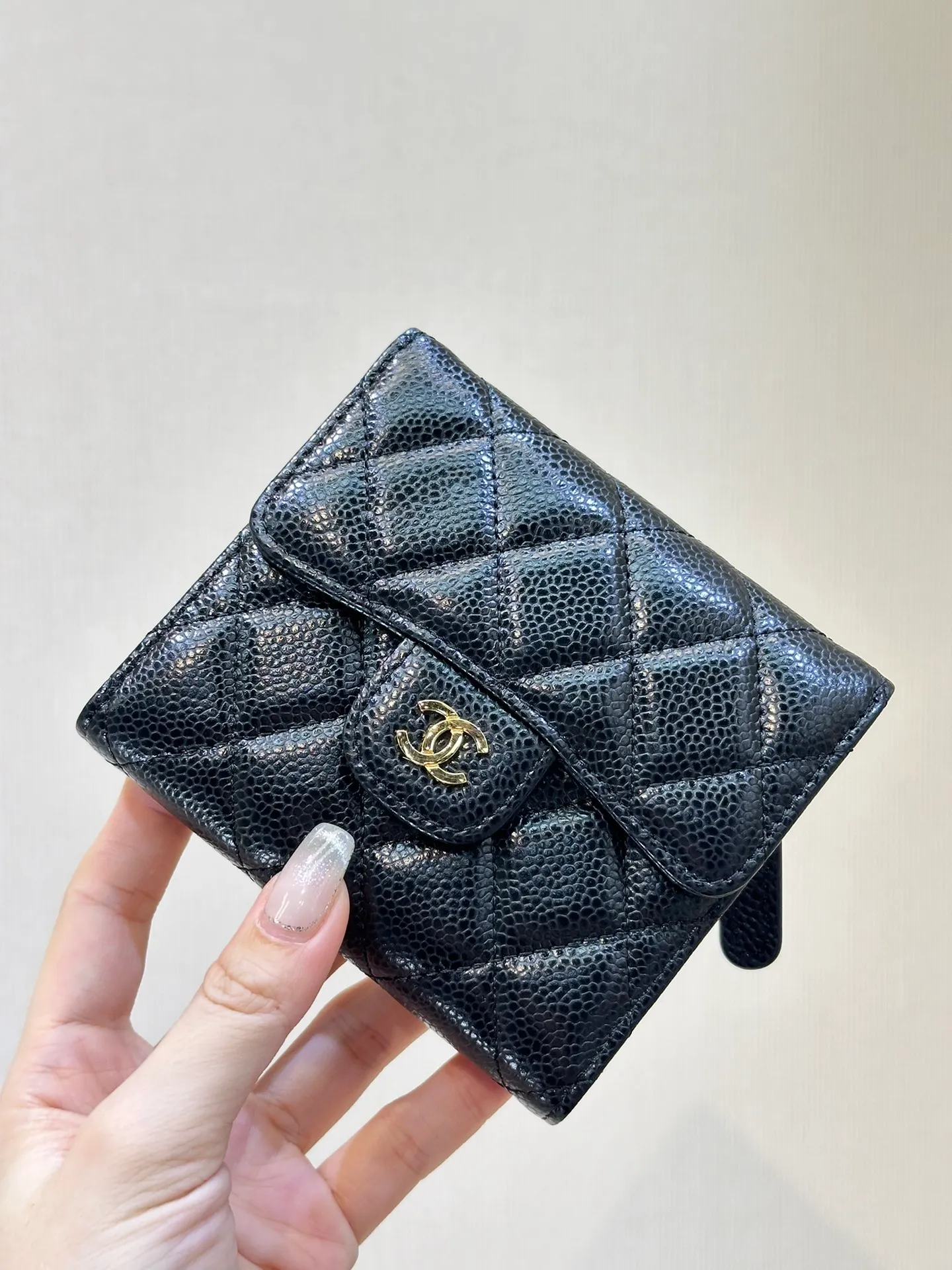 82288 Caviar Black Gold is not a thin model, it is very fleshy, just put some change, it is easy to carry more than 10 cards, the counter has a super popular black gold color, it is a sure way to attract wealth in the New Year!