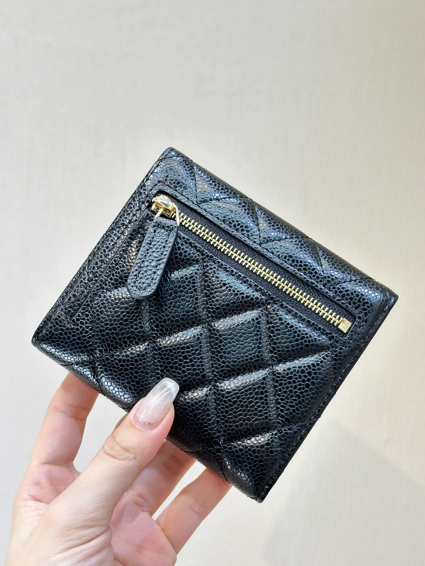 82288 Caviar Black Gold is not a thin model, it is very fleshy, just put some change, it is easy to carry more than 10 cards, the counter has a super popular black gold color, it is a sure way to attract wealth in the New Year!