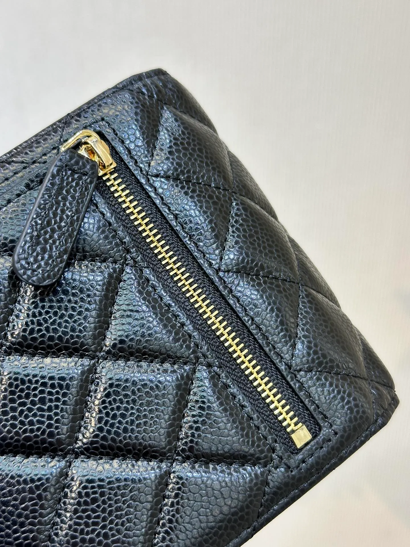 82288 Caviar Black Gold is not a thin model, it is very fleshy, just put some change, it is easy to carry more than 10 cards, the counter has a super popular black gold color, it is a sure way to attract wealth in the New Year!