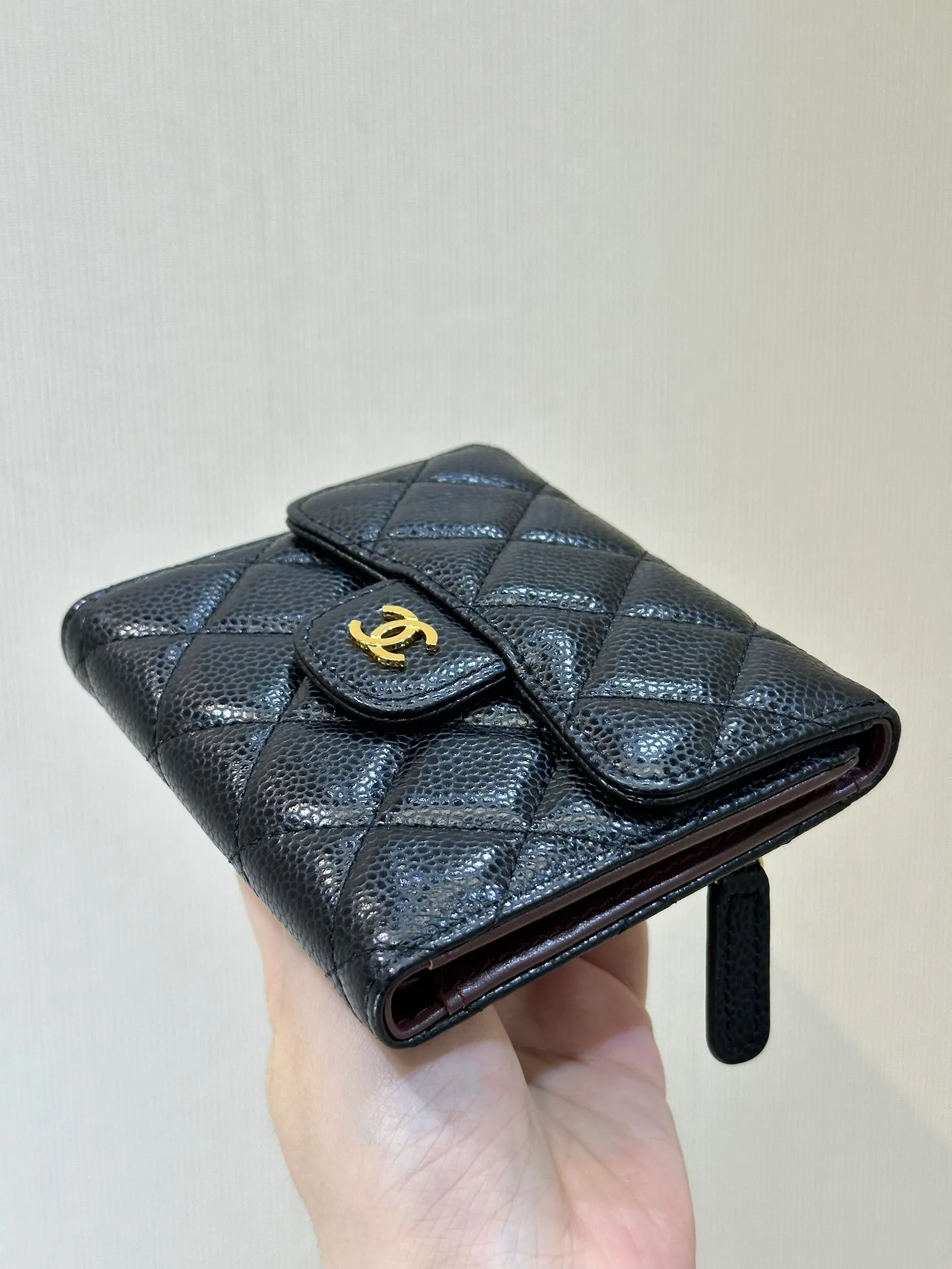 82288 Caviar Black Gold is not a thin model, it is very fleshy, just put some change, it is easy to carry more than 10 cards, the counter has a super popular black gold color, it is a sure way to attract wealth in the New Year!