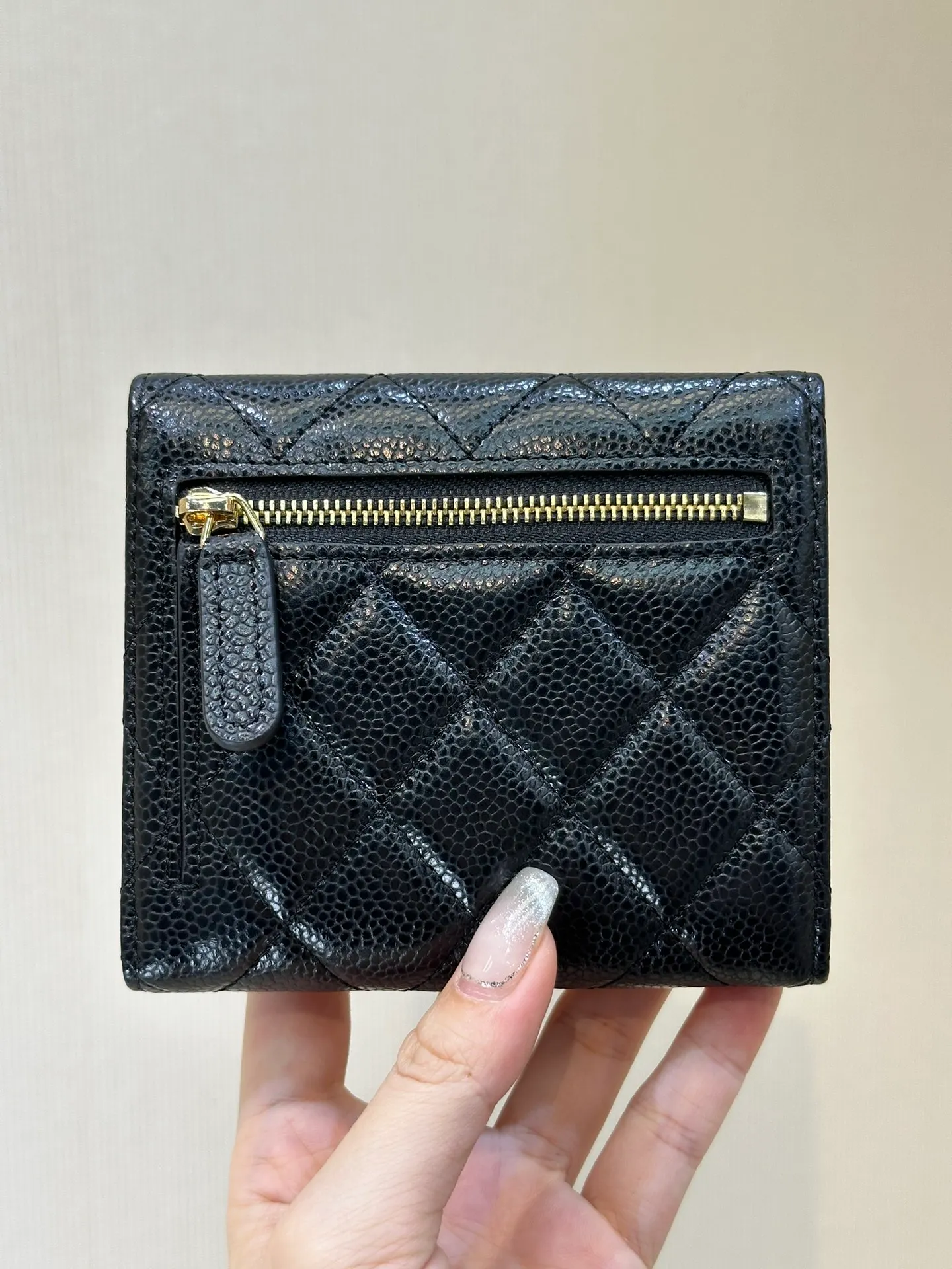 82288 Caviar Black Gold is not a thin model, it is very fleshy, just put some change, it is easy to carry more than 10 cards, the counter has a super popular black gold color, it is a sure way to attract wealth in the New Year!